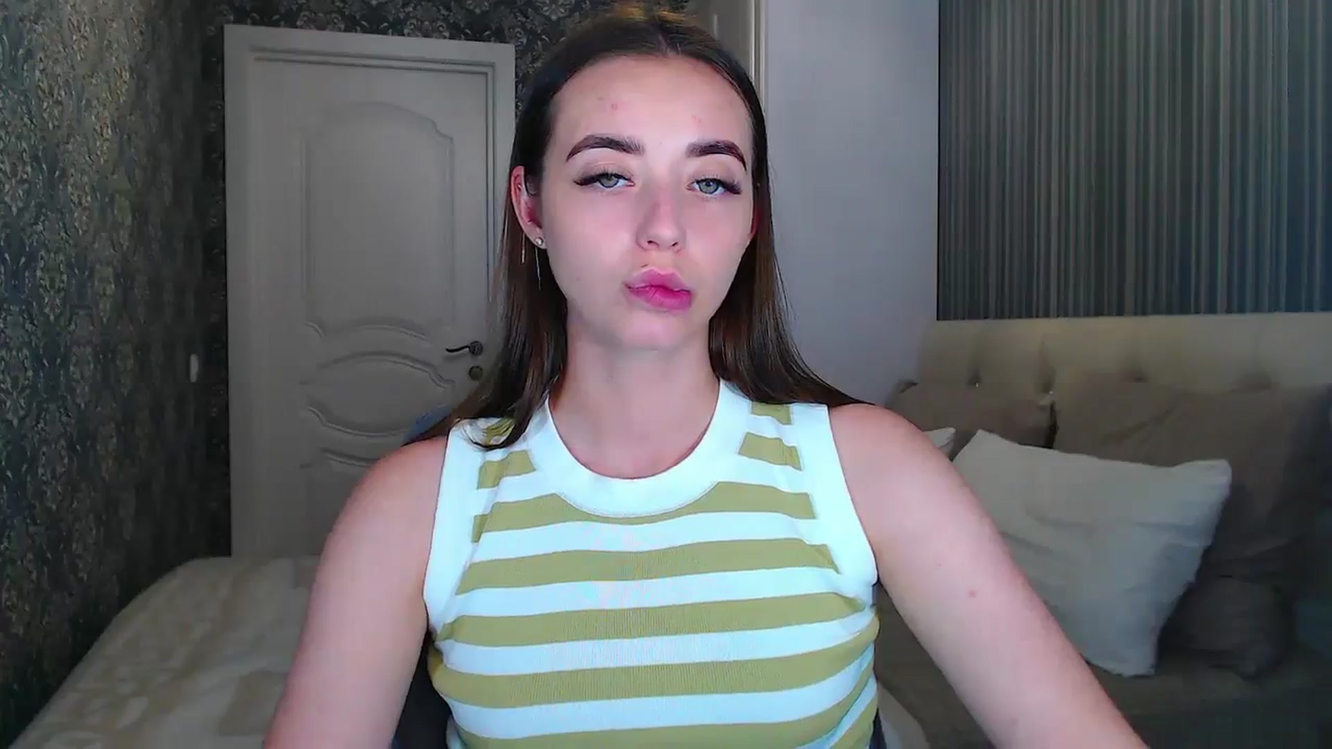 Gallery image thumbnail from EmeraldLilyyy's myfreecams stream on, 07/13/2024, 10:22 image 5 of 20