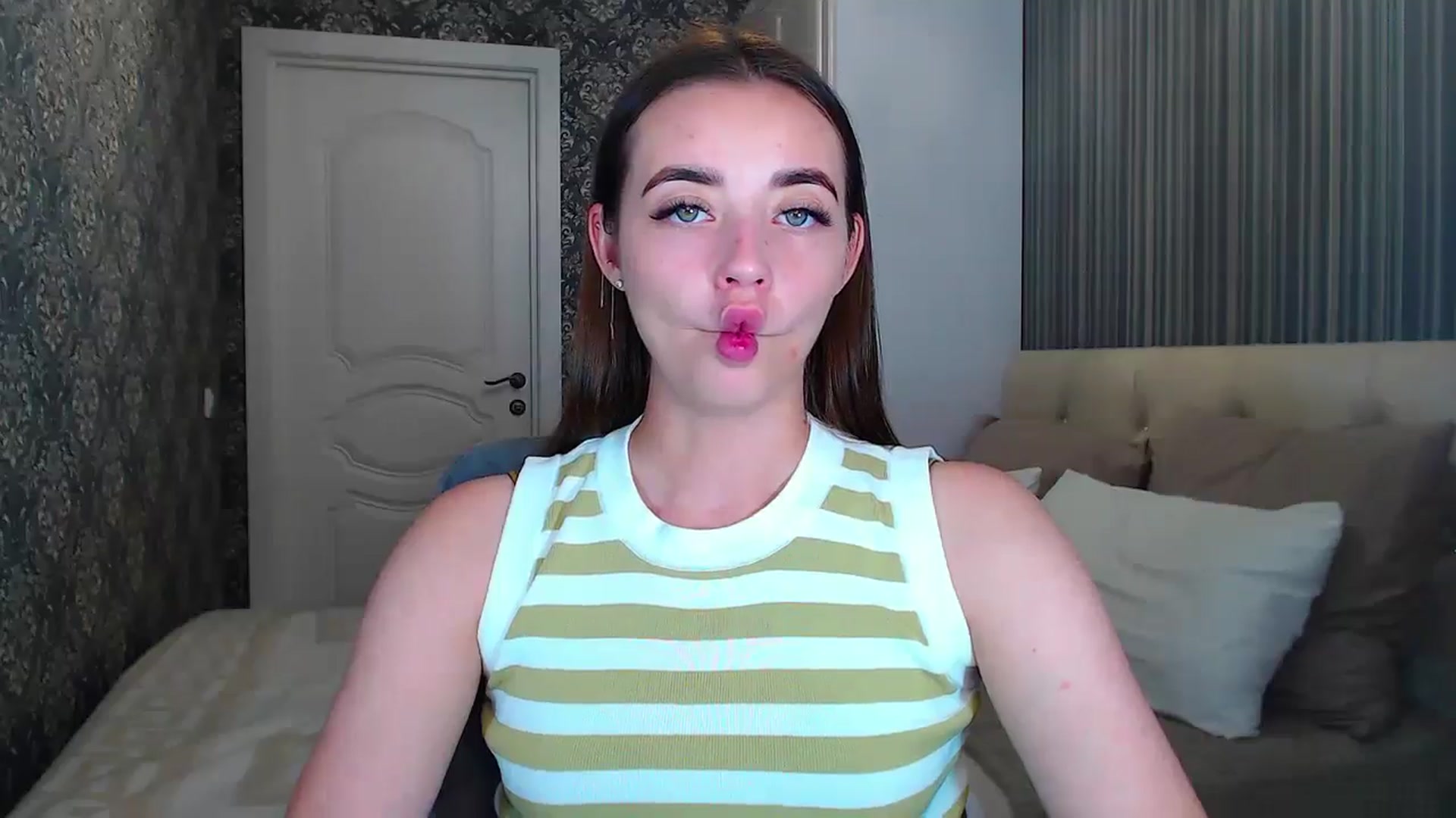 Gallery image thumbnail from EmeraldLilyyy's myfreecams stream on, 07/13/2024, 10:22 image 14 of 20