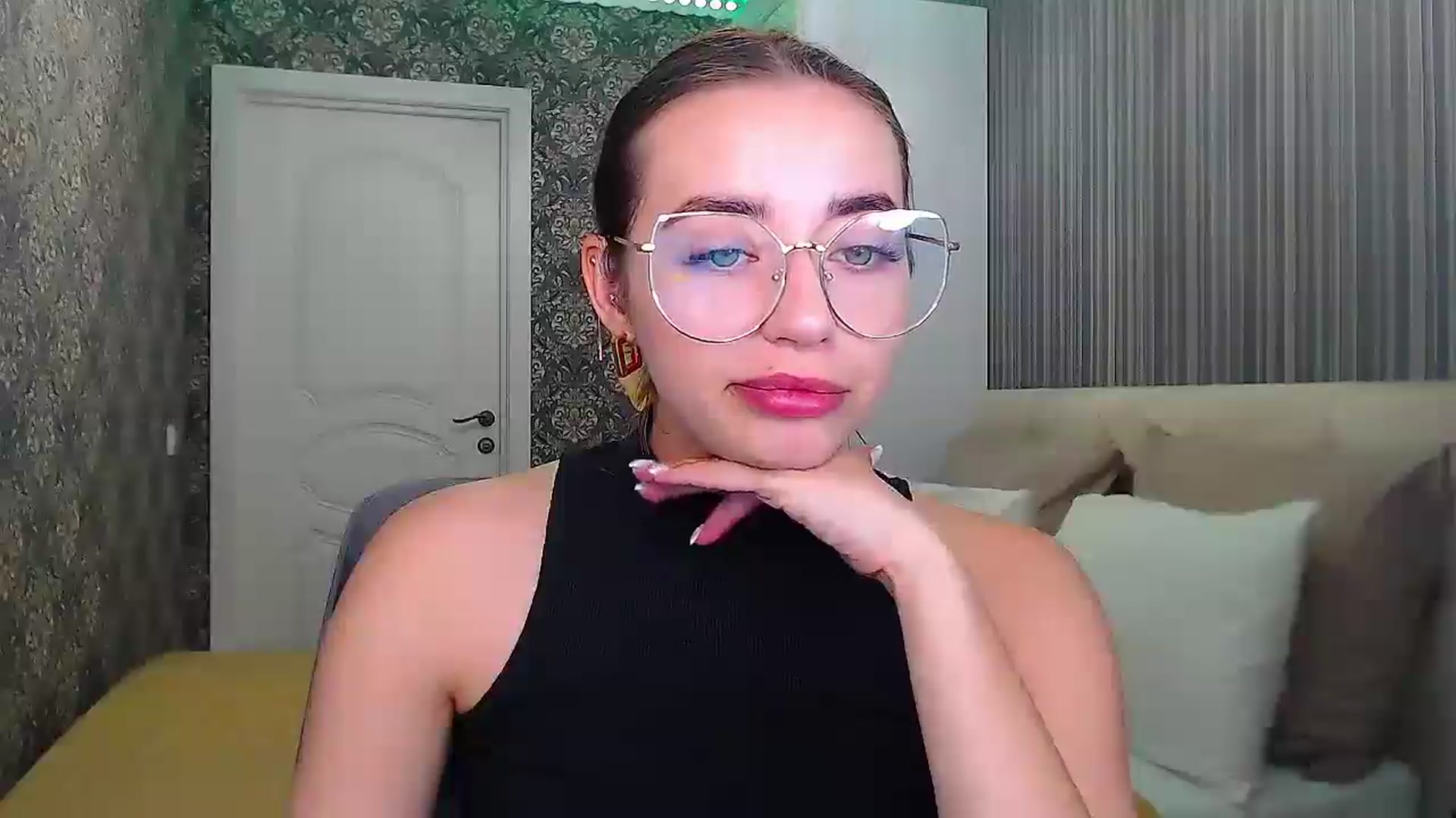 Gallery image thumbnail from EmeraldLilyyy's myfreecams stream on, 08/03/2024, 10:09 image 16 of 20