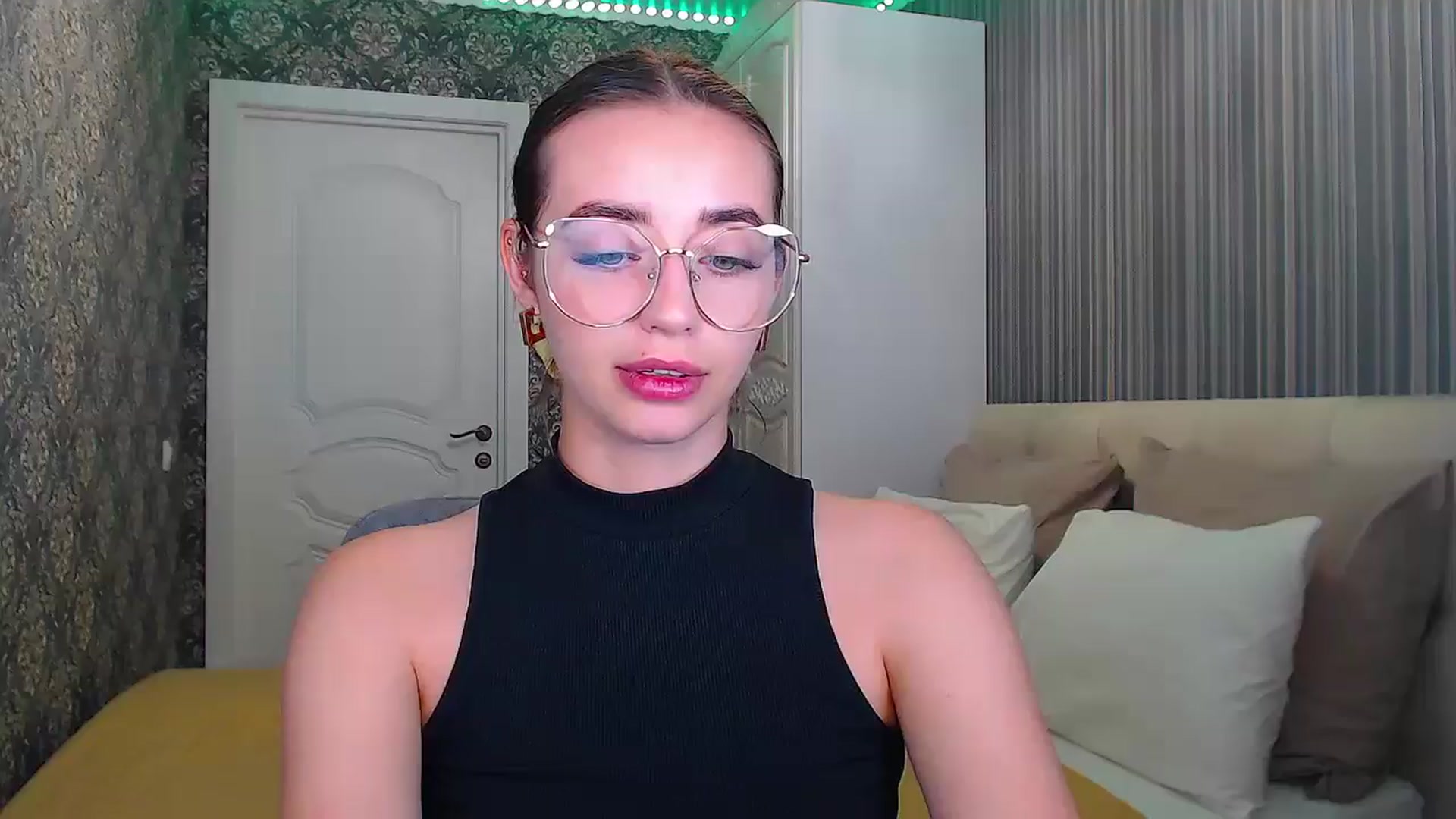 Gallery image thumbnail from EmeraldLilyyy's myfreecams stream on, 08/03/2024, 10:09 image 7 of 20