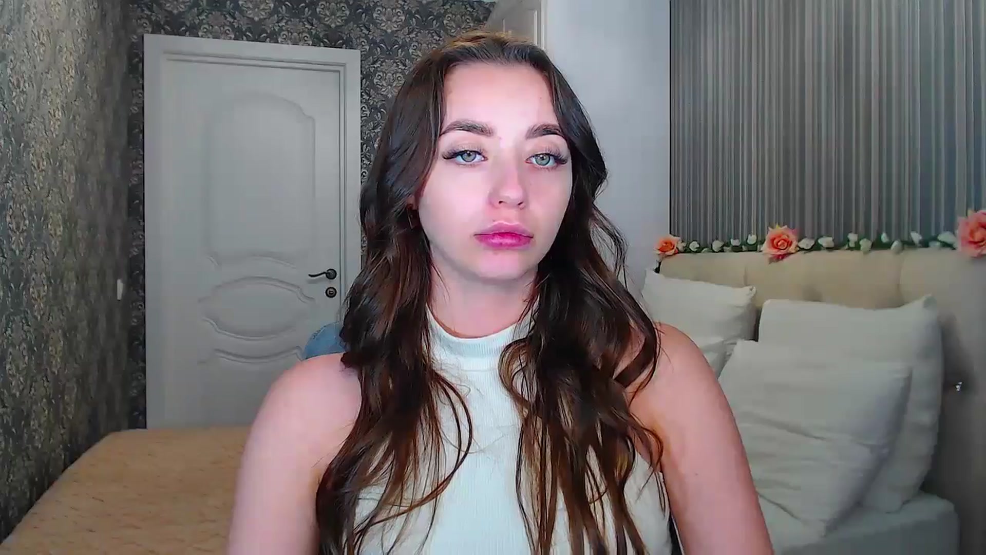Gallery image thumbnail from EmeraldLilyyy's myfreecams stream on, 10/14/2024, 12:15 image 16 of 20