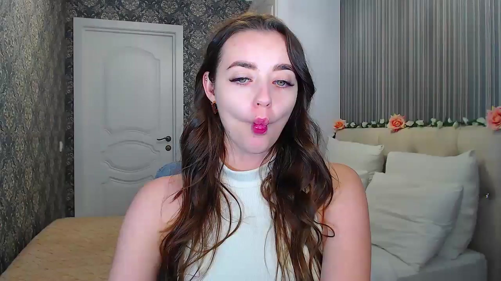 Gallery image thumbnail from EmeraldLilyyy's myfreecams stream on, 10/14/2024, 12:15 image 4 of 20