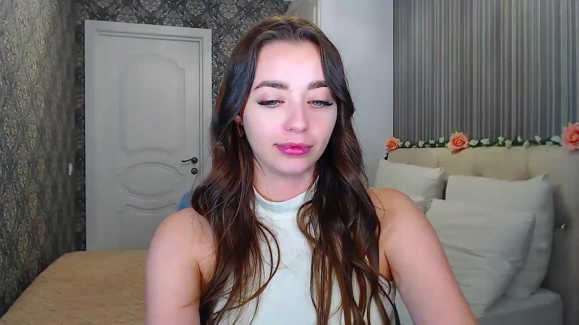 Gallery image thumbnail from EmeraldLilyyy's myfreecams stream on, 10/14/2024, 12:15 image 14 of 20
