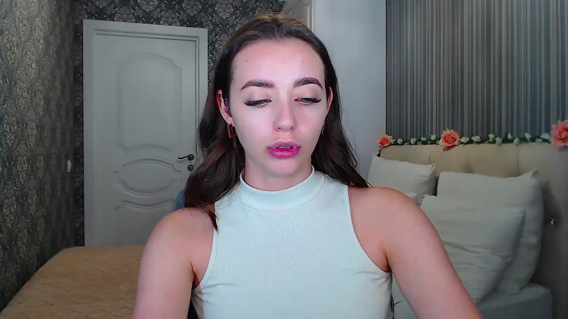 Gallery image thumbnail from EmeraldLilyyy's myfreecams stream on, 10/14/2024, 12:47 image 10 of 20