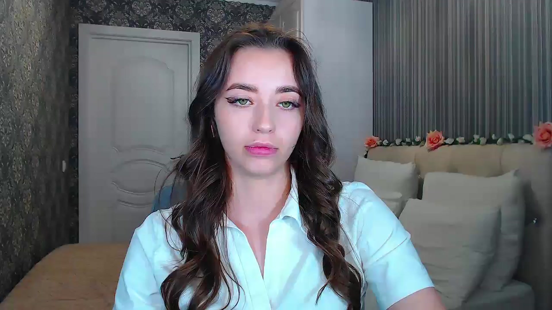 Gallery image thumbnail from EmeraldLilyyy's myfreecams stream on, 10/16/2024, 15:20 image 10 of 20