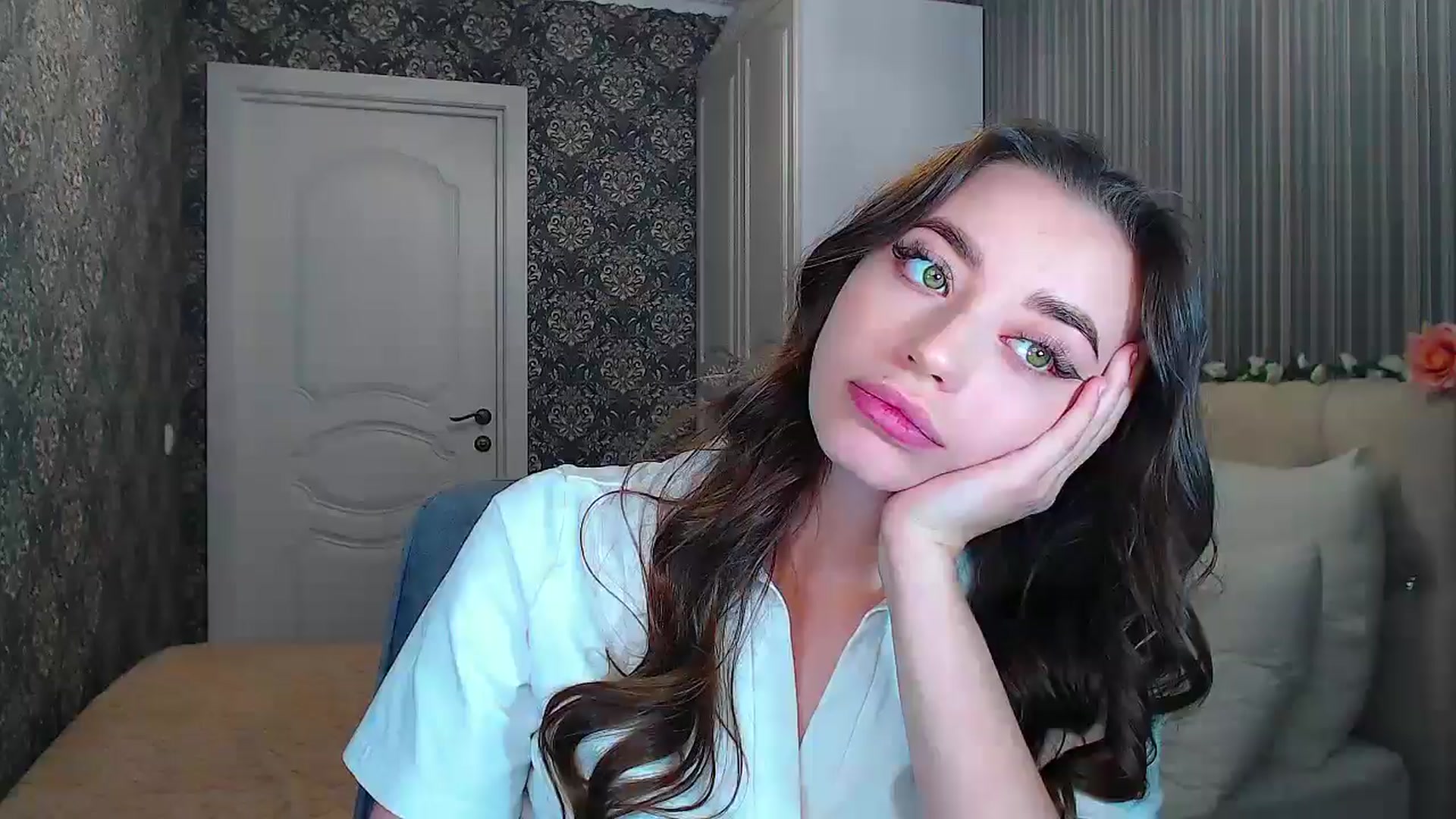 Gallery image thumbnail from EmeraldLilyyy's myfreecams stream on, 10/16/2024, 15:20 image 11 of 20