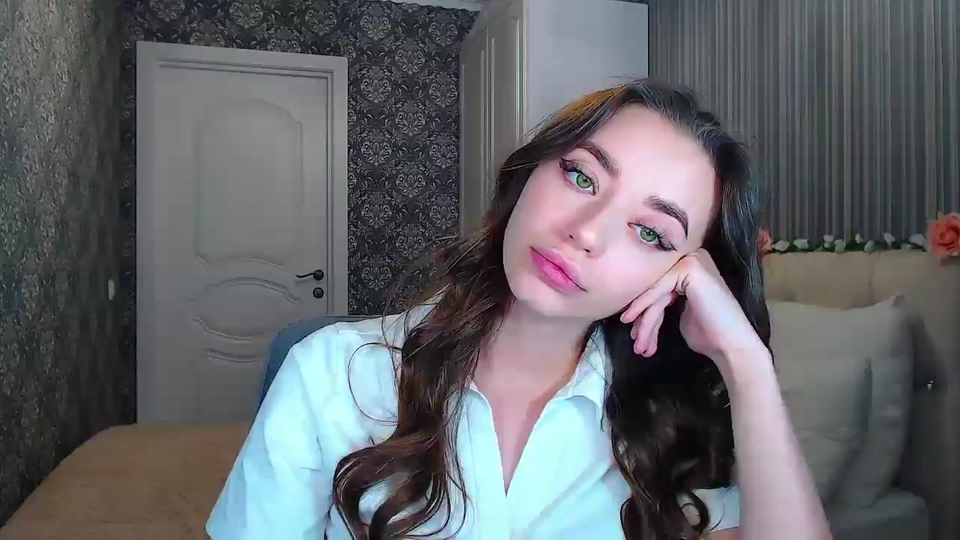 Gallery image thumbnail from EmeraldLilyyy's myfreecams stream on, 10/16/2024, 15:20 image 14 of 20