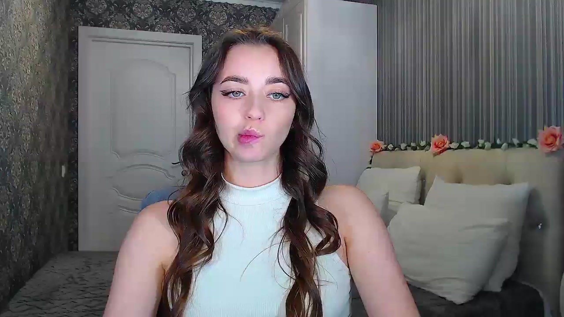 Gallery image thumbnail from EmeraldLilyyy's myfreecams stream on, 10/18/2024, 14:04 image 5 of 20
