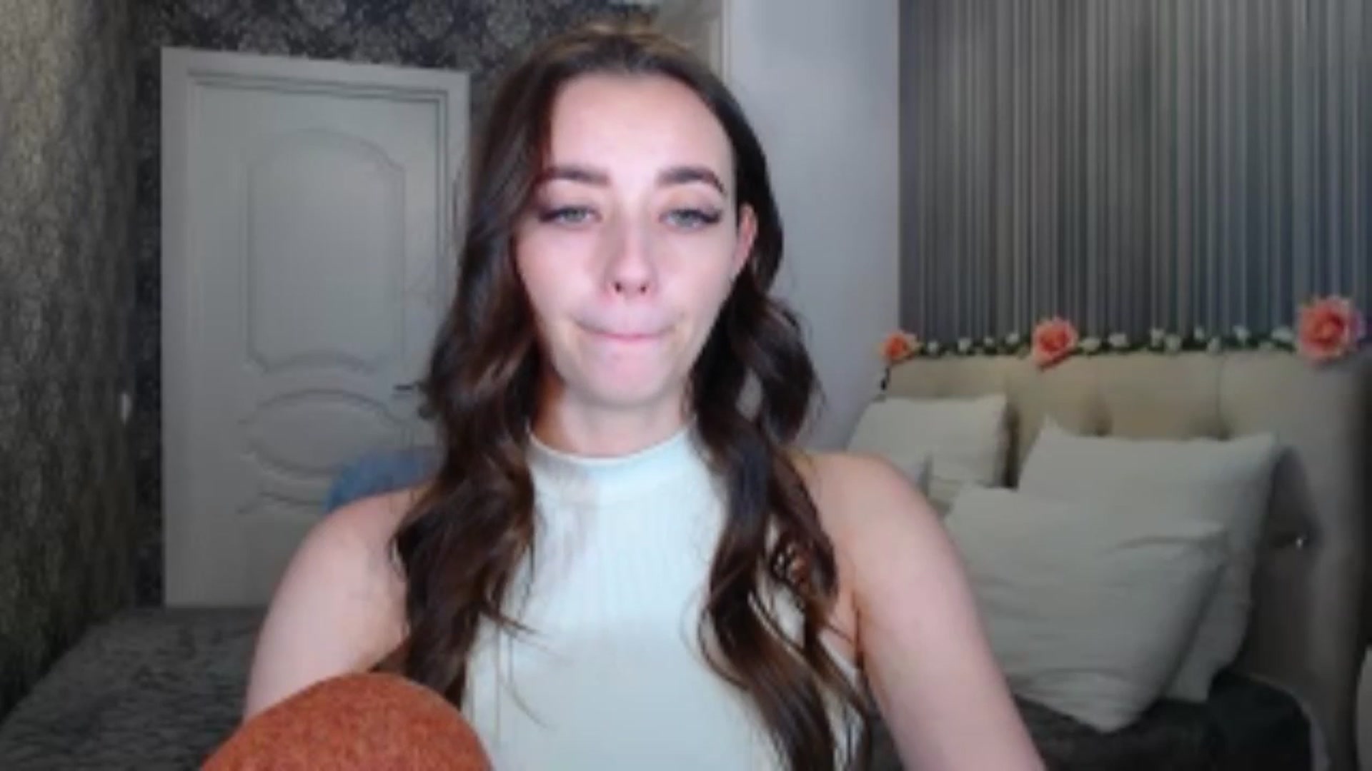Gallery image thumbnail from EmeraldLilyyy's myfreecams stream on, 10/18/2024, 15:38 image 8 of 20