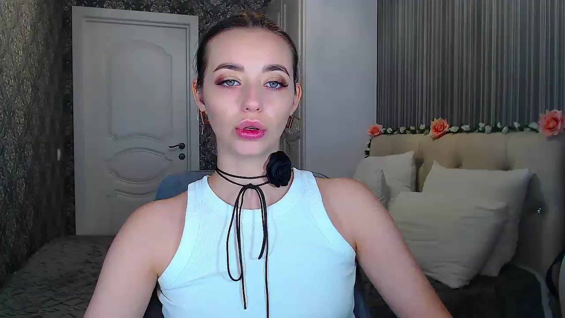 Gallery image thumbnail from EmeraldLilyyy's myfreecams stream on, 10/19/2024, 10:59 image 6 of 20
