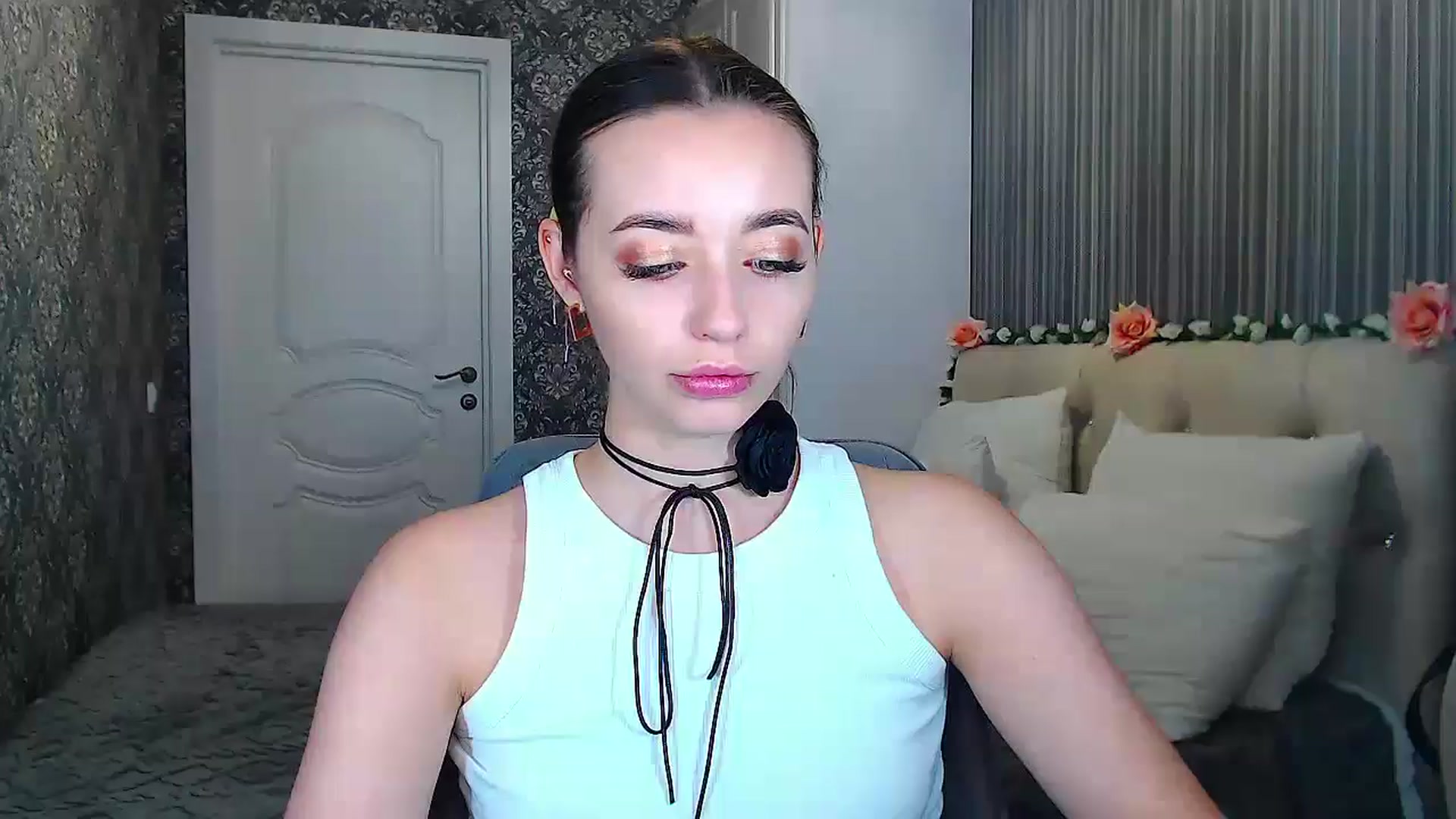 Gallery image thumbnail from EmeraldLilyyy's myfreecams stream on, 10/19/2024, 10:59 image 18 of 20