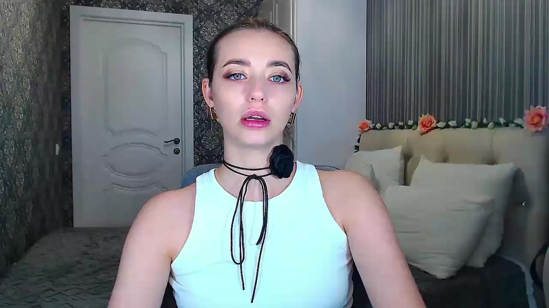 Gallery image thumbnail from EmeraldLilyyy's myfreecams stream on, 10/19/2024, 10:59 image 14 of 20