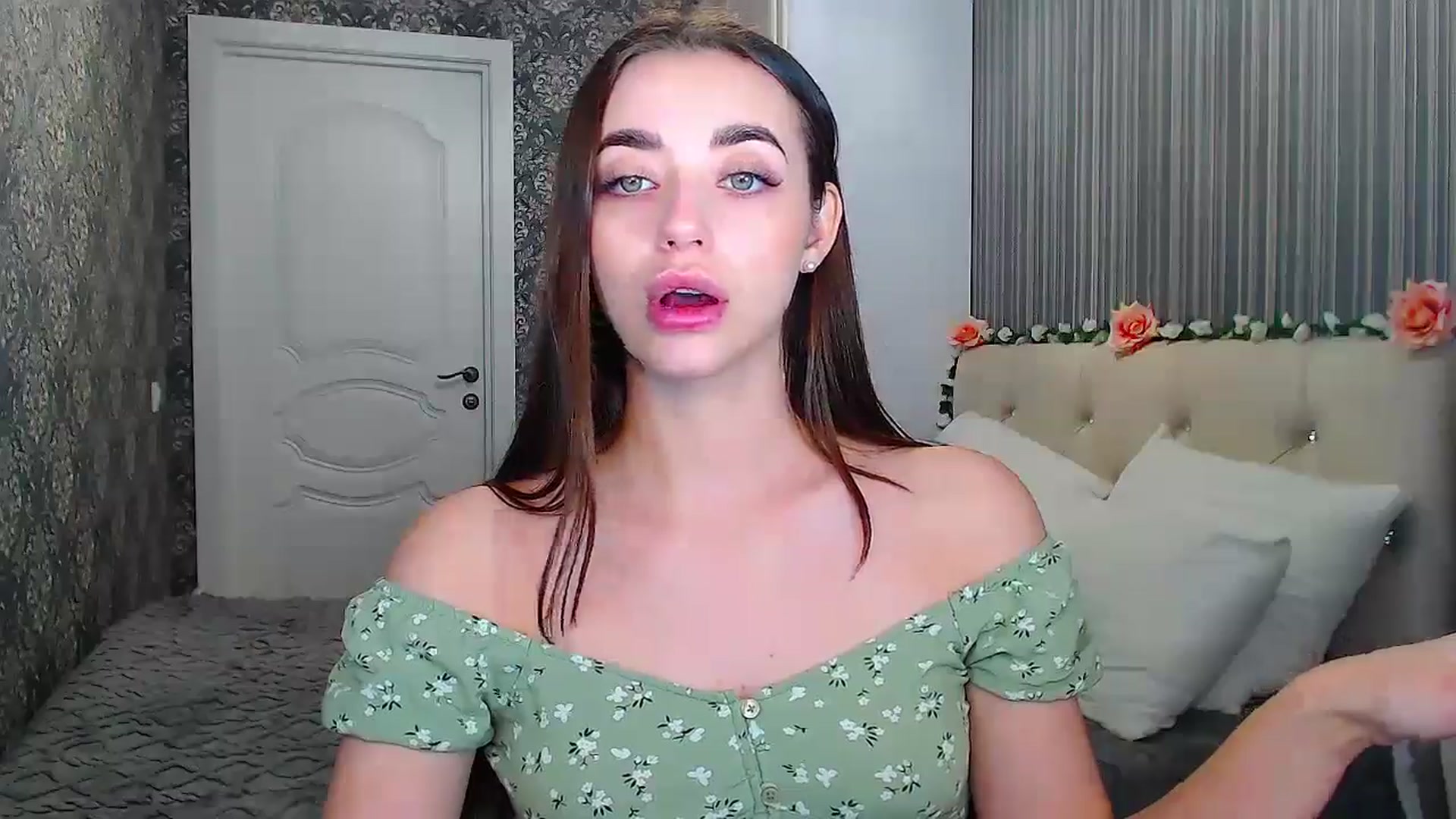 Gallery image thumbnail from EmeraldLilyyy's myfreecams stream on, 10/20/2024, 09:25 image 13 of 20