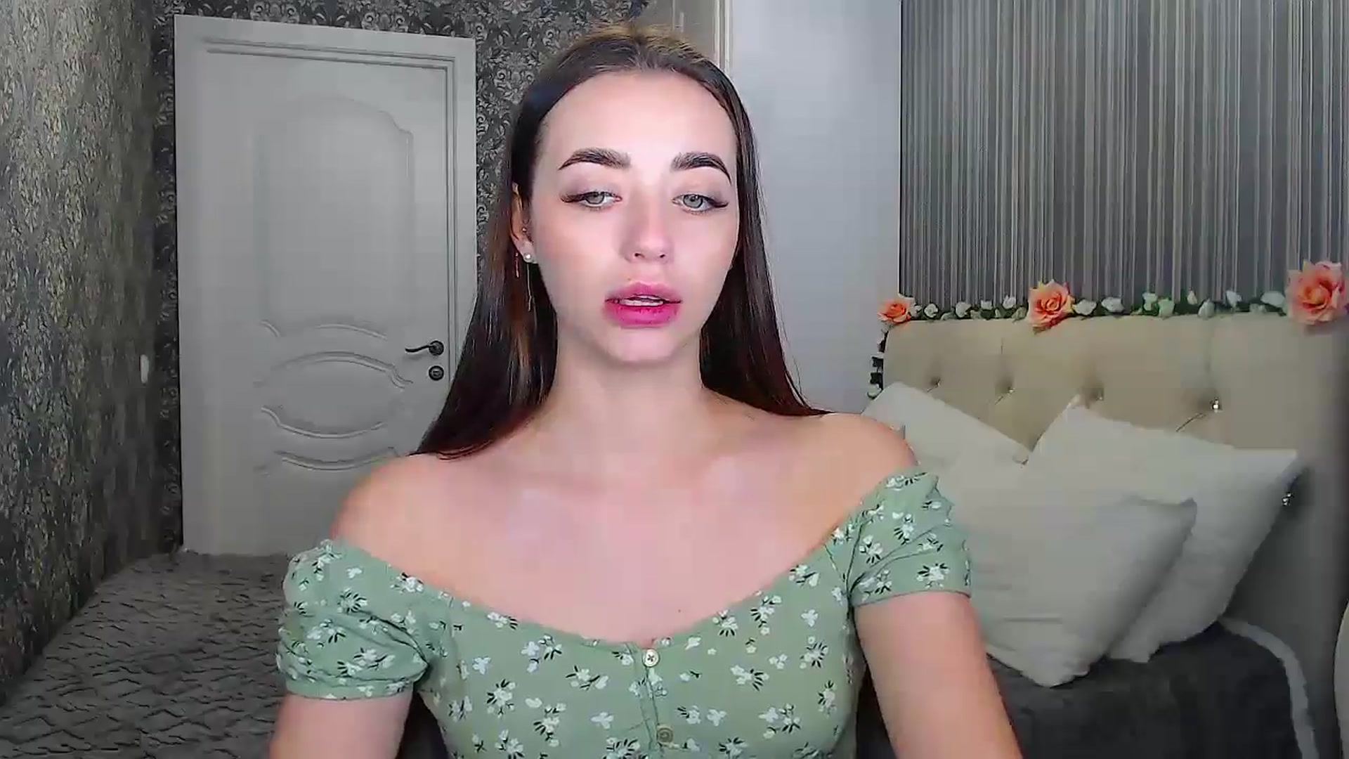 Gallery image thumbnail from EmeraldLilyyy's myfreecams stream on, 10/20/2024, 09:25 image 4 of 20