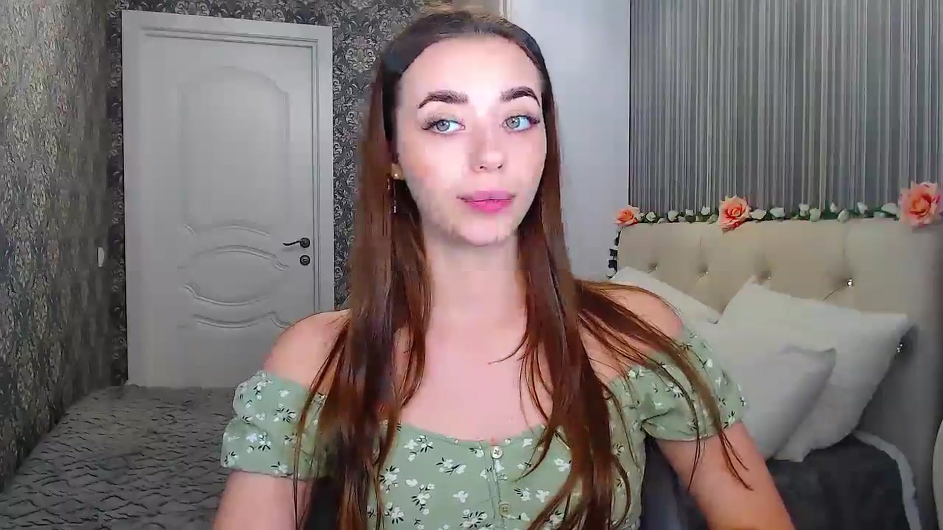 Gallery image thumbnail from EmeraldLilyyy's myfreecams stream on, 10/20/2024, 09:25 image 9 of 20