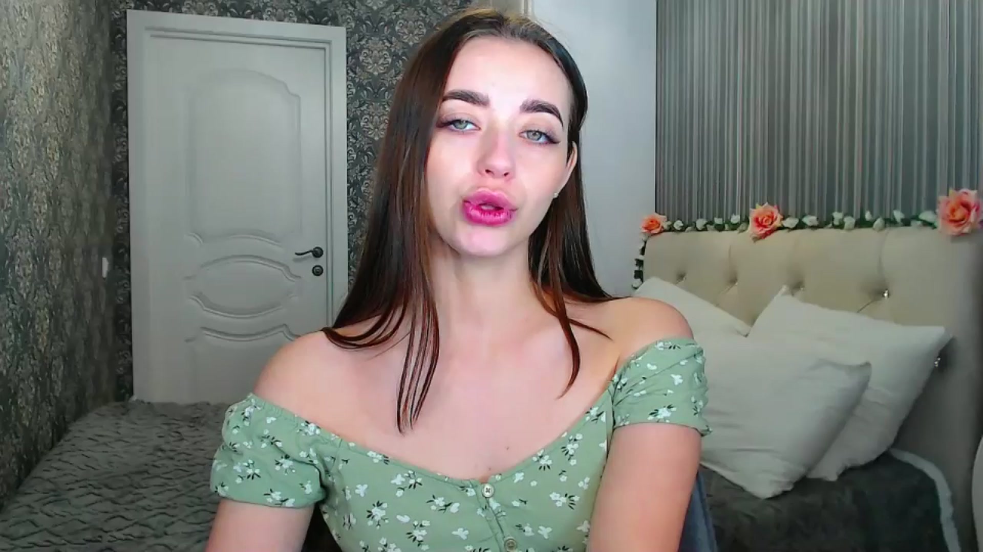 Gallery image thumbnail from EmeraldLilyyy's myfreecams stream on, 10/20/2024, 09:25 image 14 of 20
