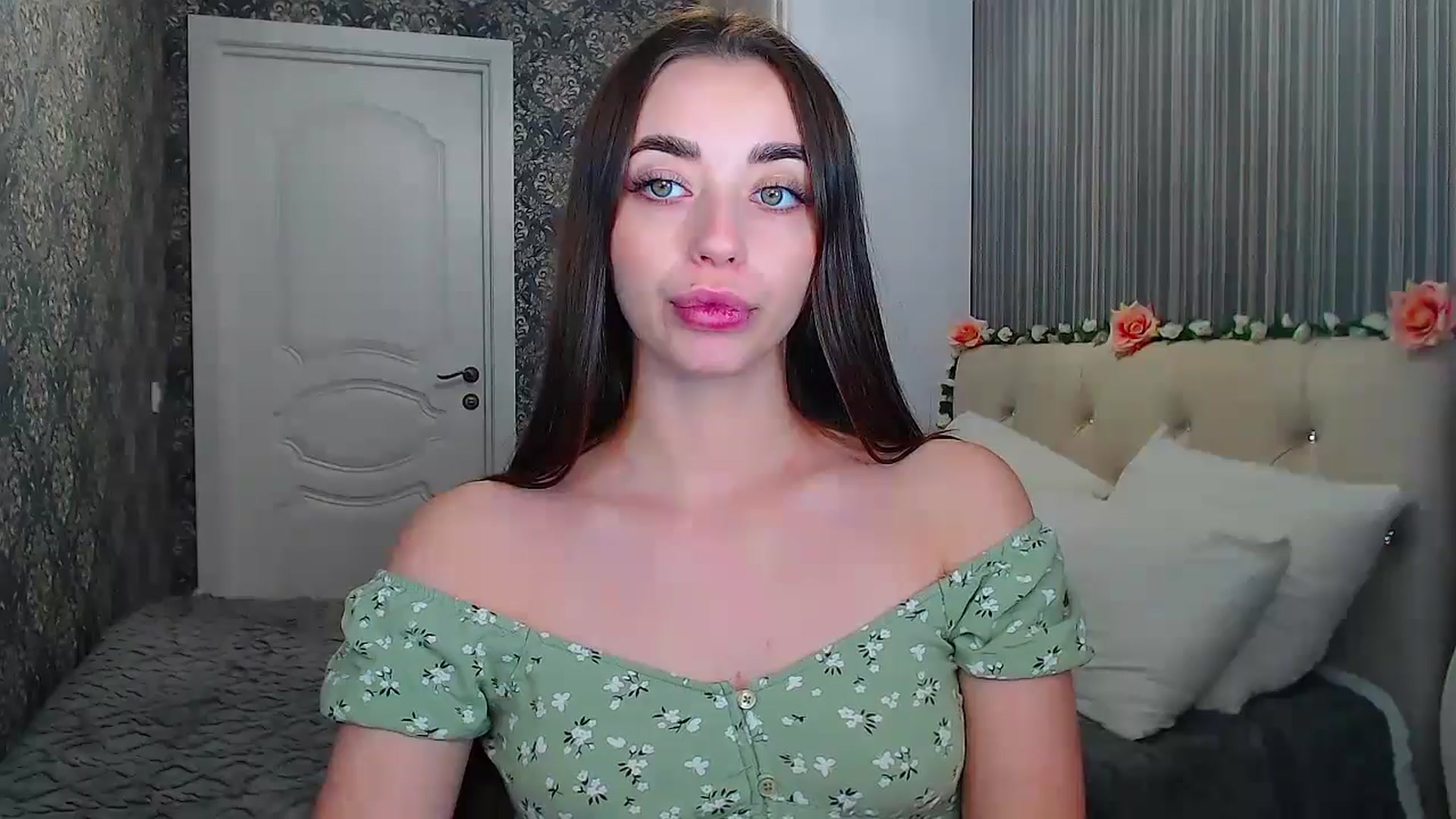 Gallery image thumbnail from EmeraldLilyyy's myfreecams stream on, 10/20/2024, 09:25 image 12 of 20