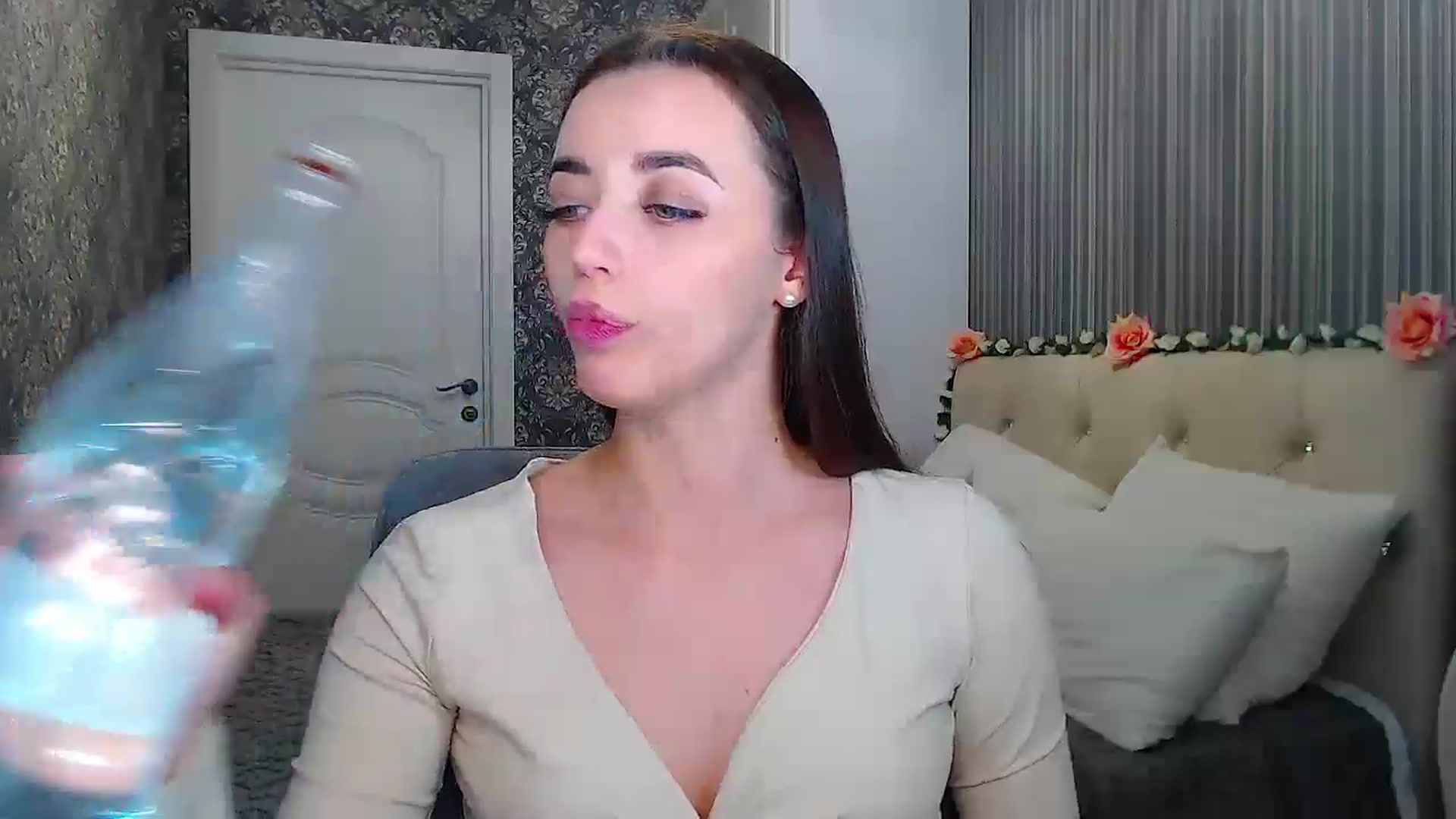 Gallery image thumbnail from EmeraldLilyyy's myfreecams stream on, 10/21/2024, 12:18 image 15 of 20