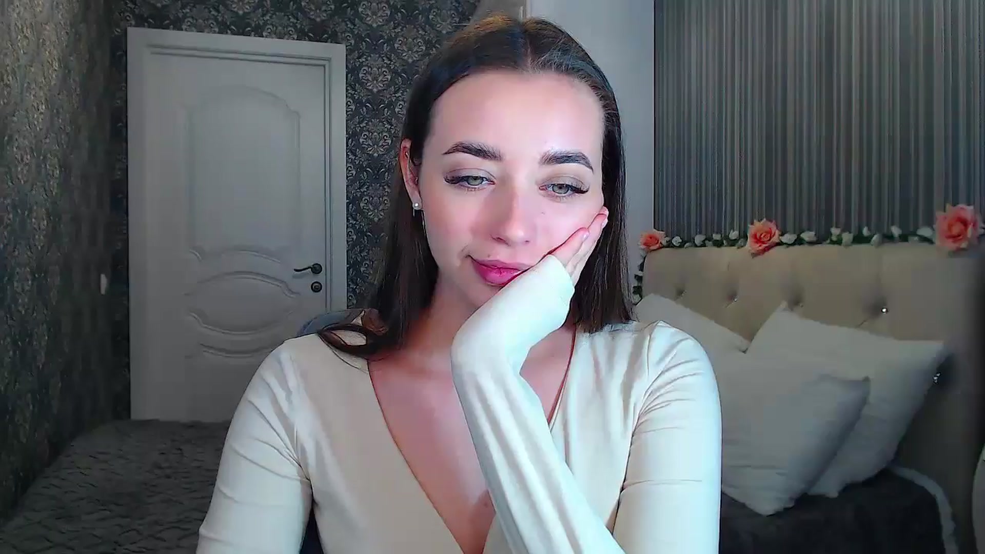 Gallery image thumbnail from EmeraldLilyyy's myfreecams stream on, 10/21/2024, 12:18 image 1 of 20