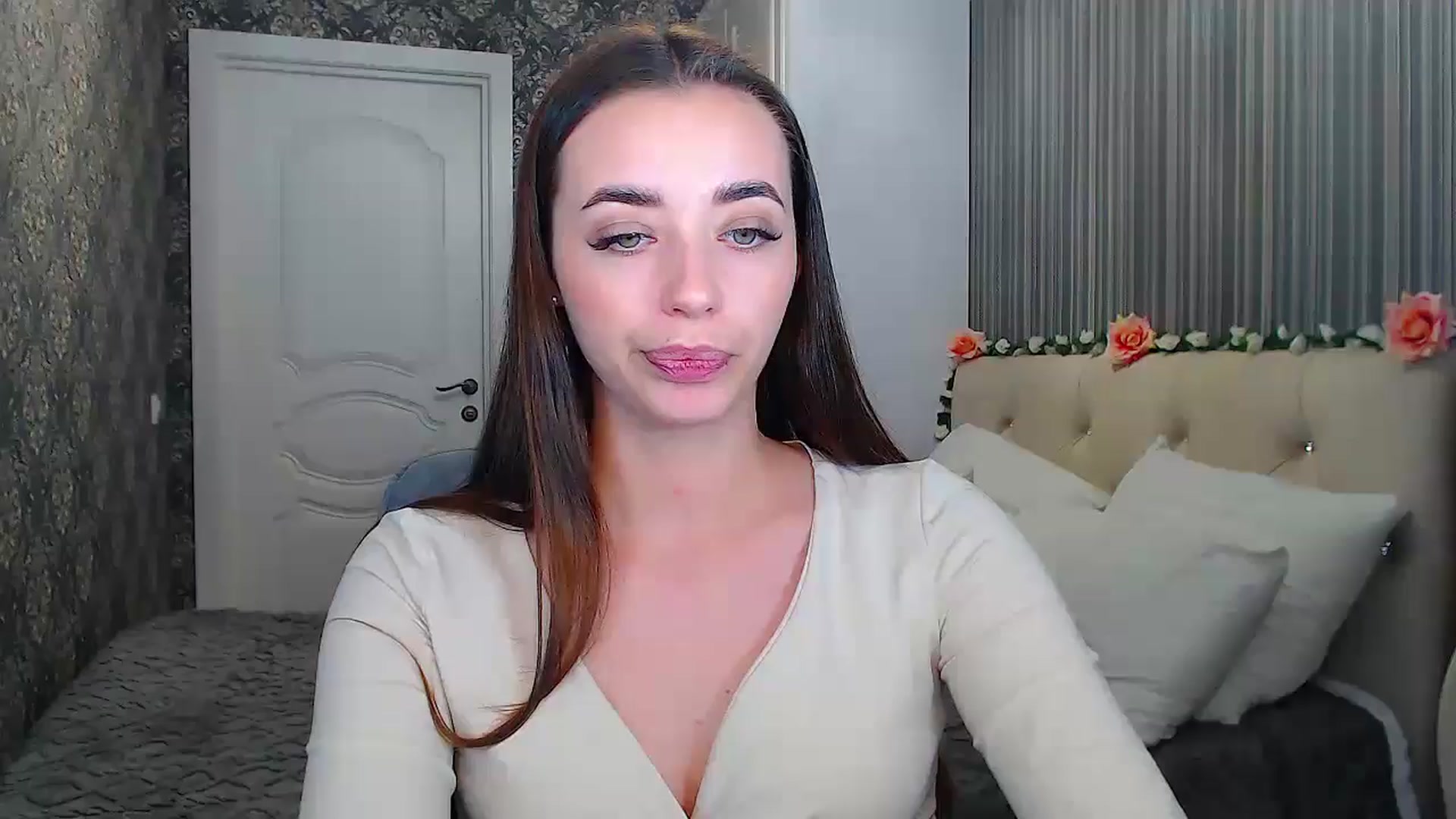 Gallery image thumbnail from EmeraldLilyyy's myfreecams stream on, 10/21/2024, 12:18 image 12 of 20