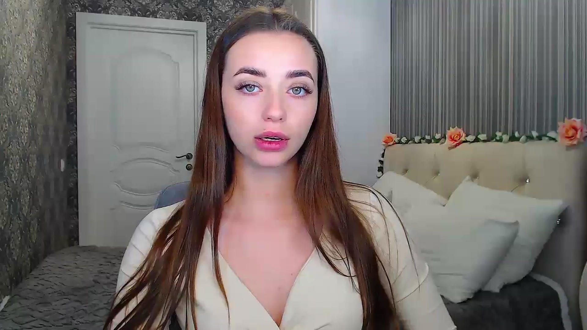 Gallery image thumbnail from EmeraldLilyyy's myfreecams stream on, 10/21/2024, 13:30 image 10 of 20