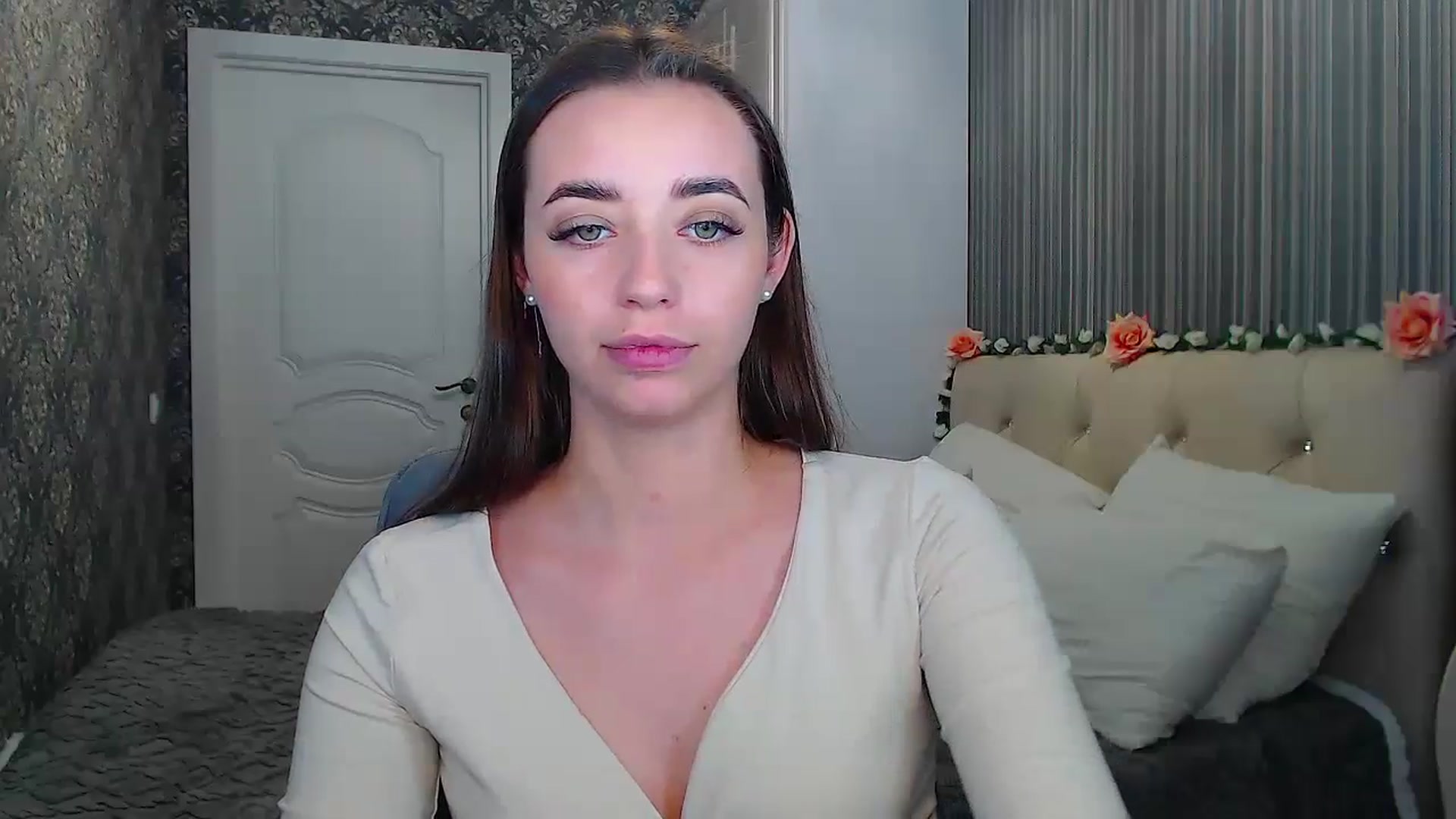 Gallery image thumbnail from EmeraldLilyyy's myfreecams stream on, 10/21/2024, 13:30 image 17 of 20