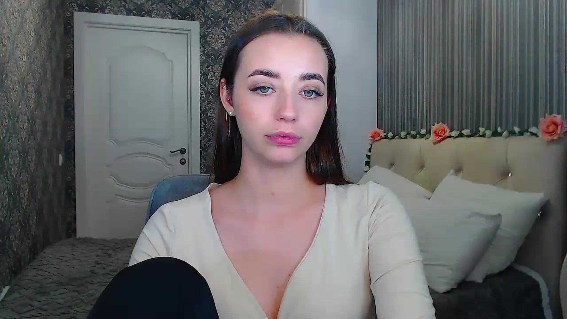 Gallery image thumbnail from EmeraldLilyyy's myfreecams stream on, 10/21/2024, 13:30 image 14 of 20