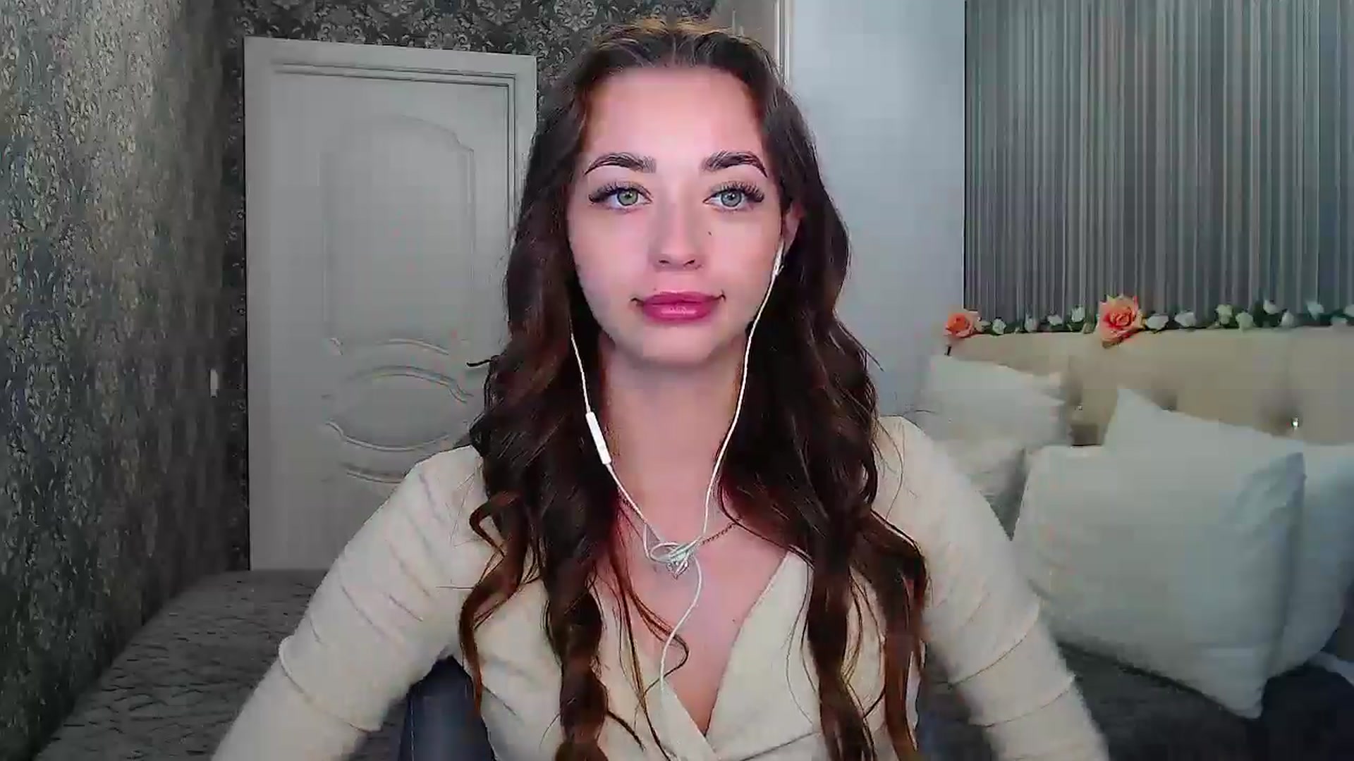 Gallery image thumbnail from EmeraldLilyyy's myfreecams stream on, 10/25/2024, 12:05 image 15 of 20