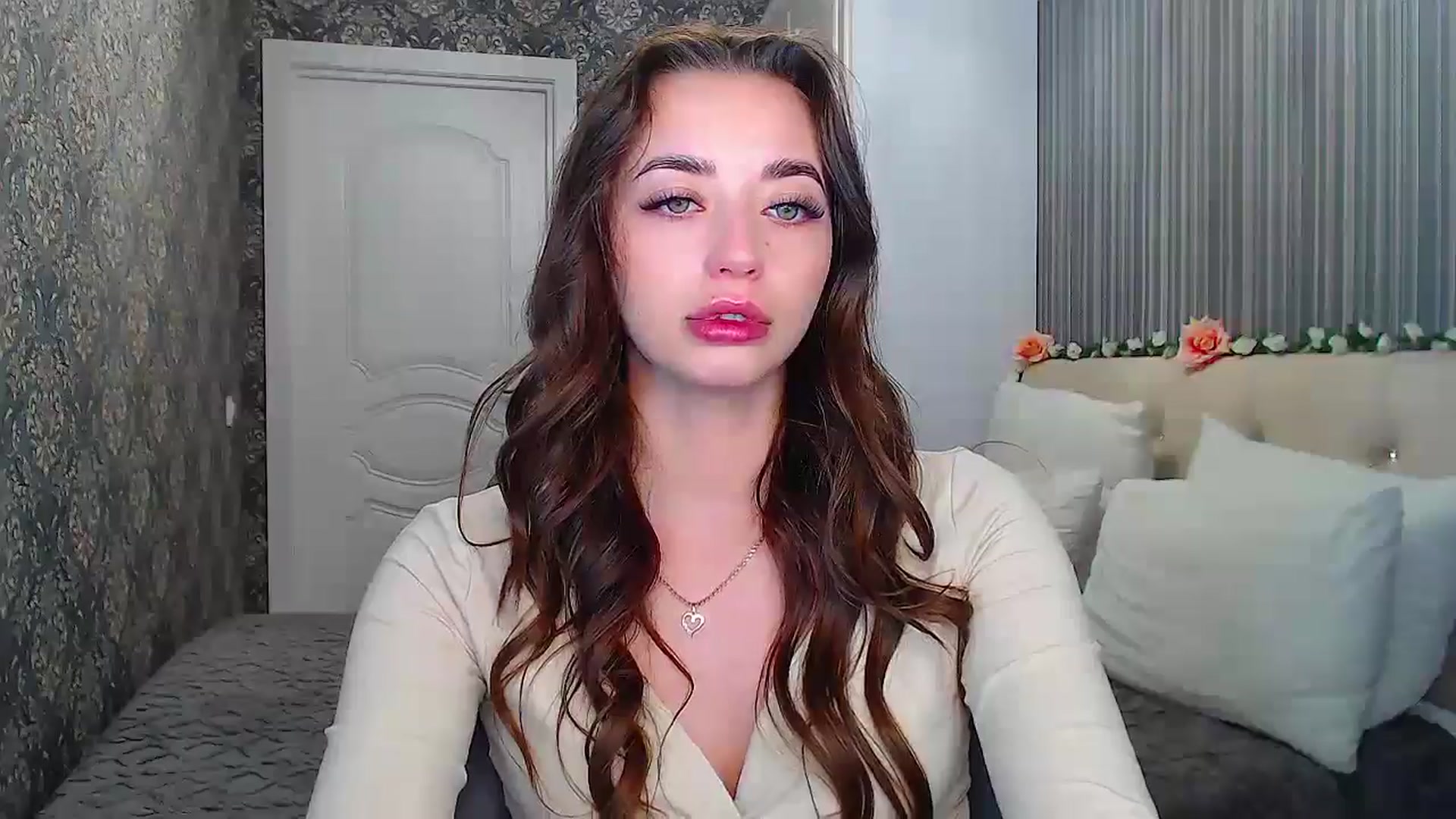 Gallery image thumbnail from EmeraldLilyyy's myfreecams stream on, 10/25/2024, 12:05 image 10 of 20