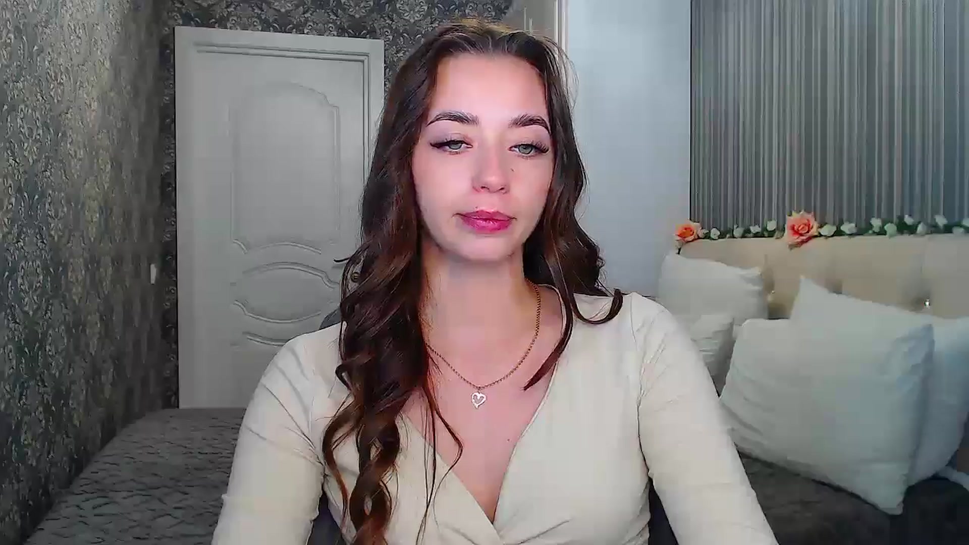 Gallery image thumbnail from EmeraldLilyyy's myfreecams stream on, 10/25/2024, 12:05 image 17 of 20