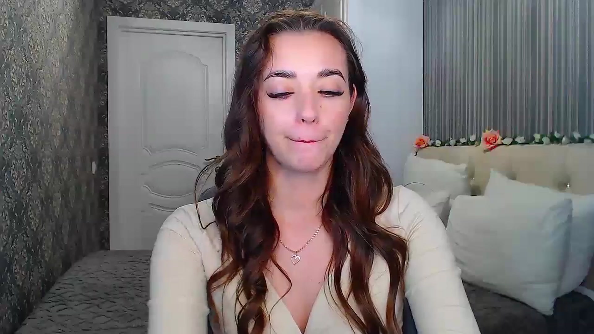 Gallery image thumbnail from EmeraldLilyyy's myfreecams stream on, 10/25/2024, 12:05 image 12 of 20