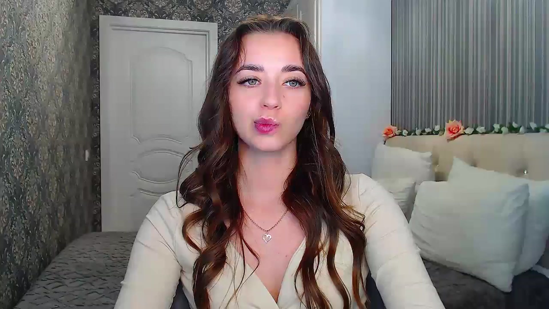 Gallery image thumbnail from EmeraldLilyyy's myfreecams stream on, 10/25/2024, 12:36 image 15 of 20