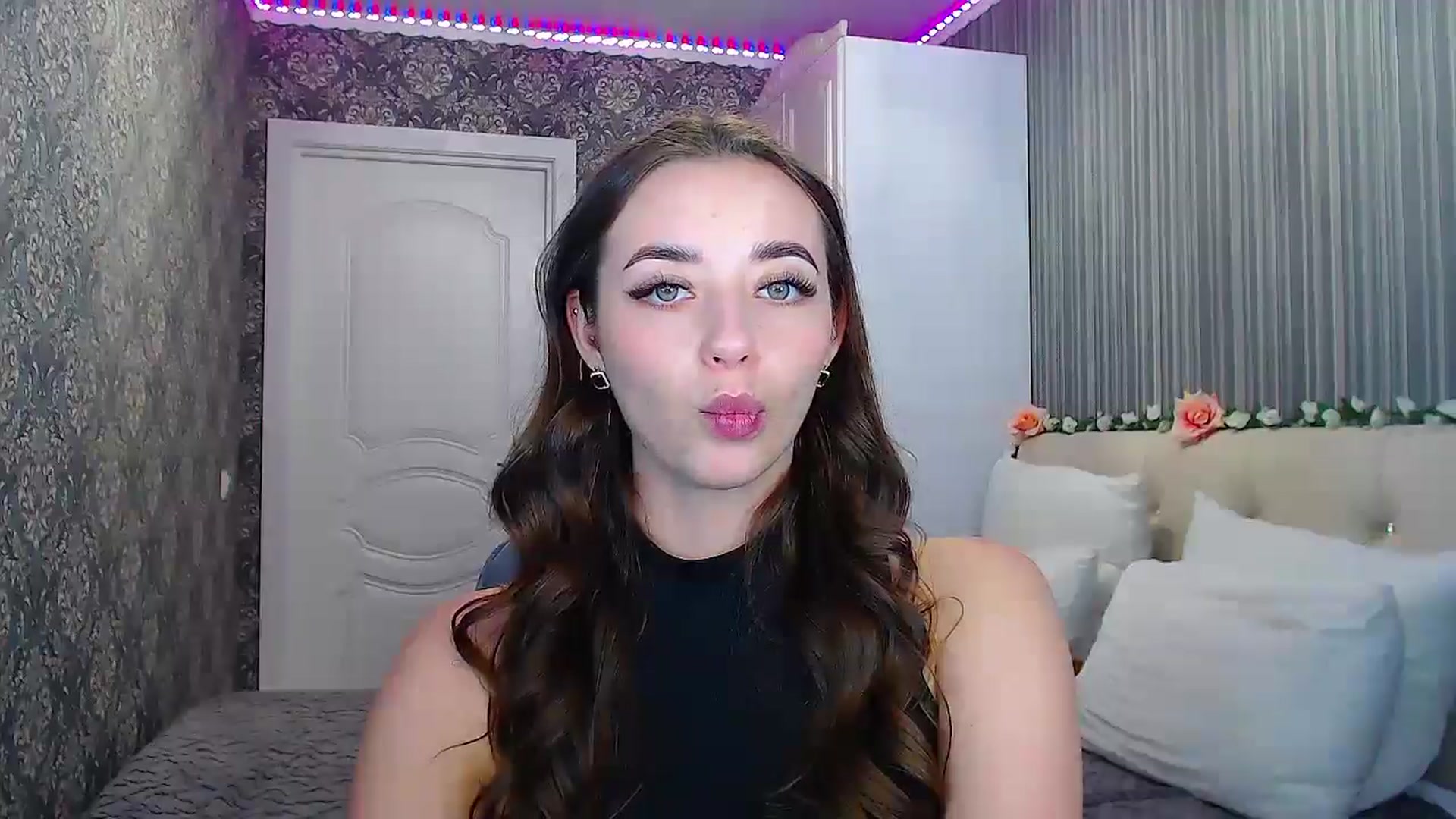 Gallery image thumbnail from EmeraldLilyyy's myfreecams stream on, 10/28/2024, 13:08 image 13 of 20
