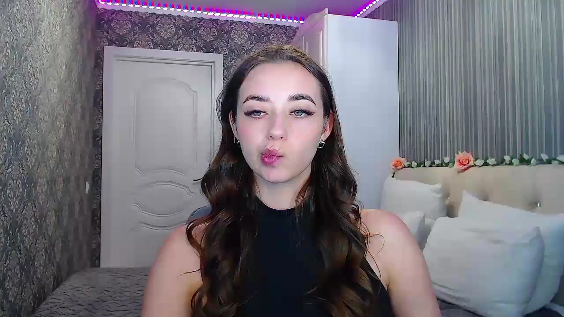 Gallery image thumbnail from EmeraldLilyyy's myfreecams stream on, 10/28/2024, 13:08 image 12 of 20