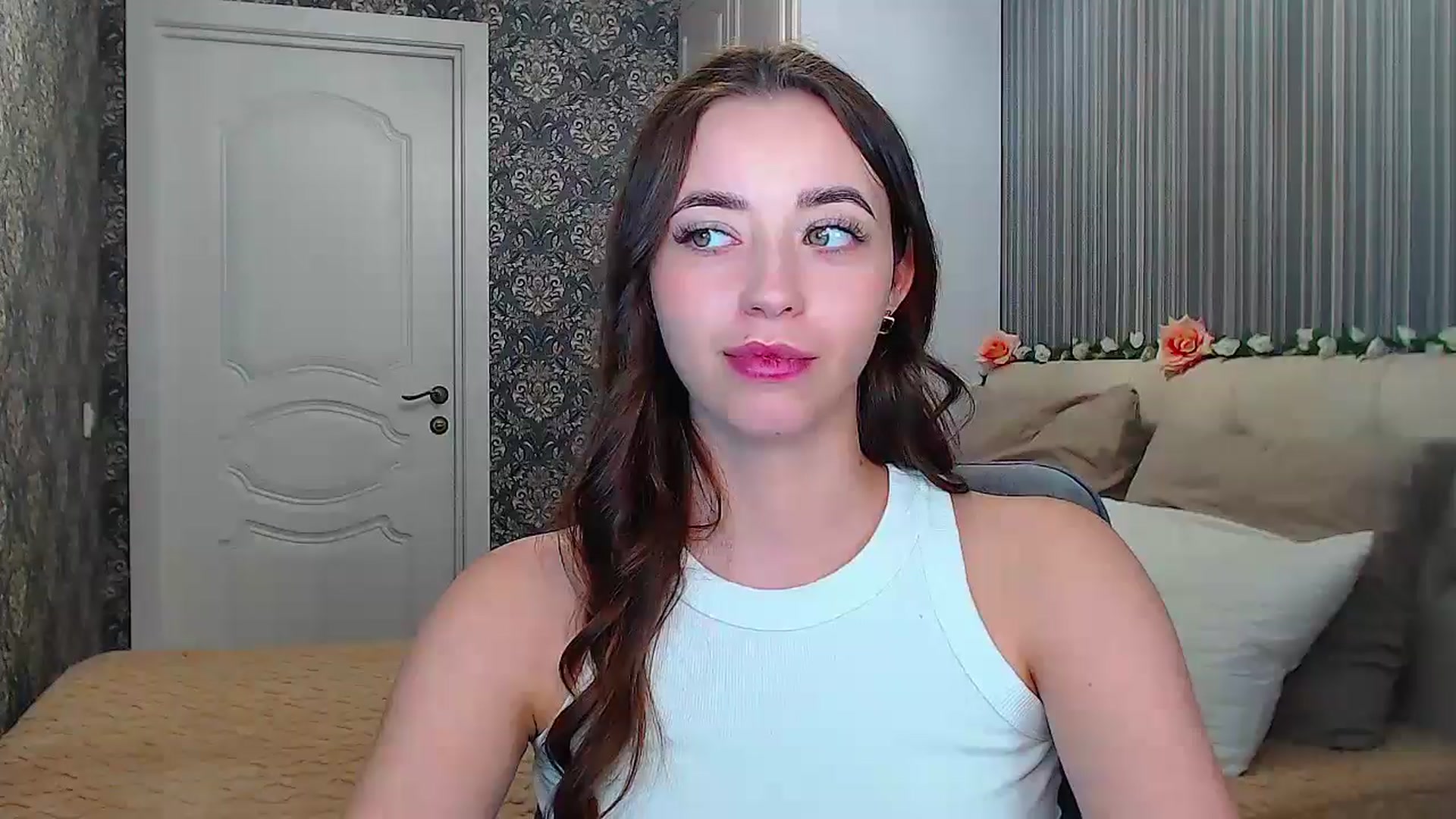 Gallery image thumbnail from EmeraldLilyyy's myfreecams stream on, 11/25/2024, 15:17 image 17 of 20