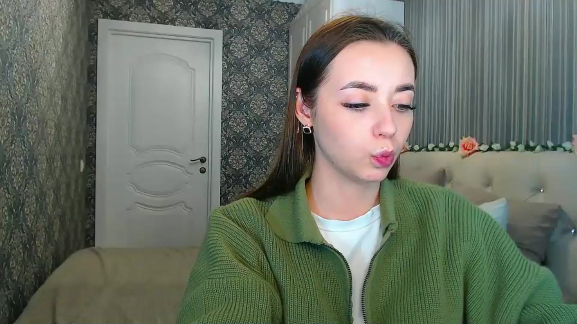 Gallery image thumbnail from EmeraldLilyyy's myfreecams stream on, 12/16/2024, 16:47 image 12 of 20