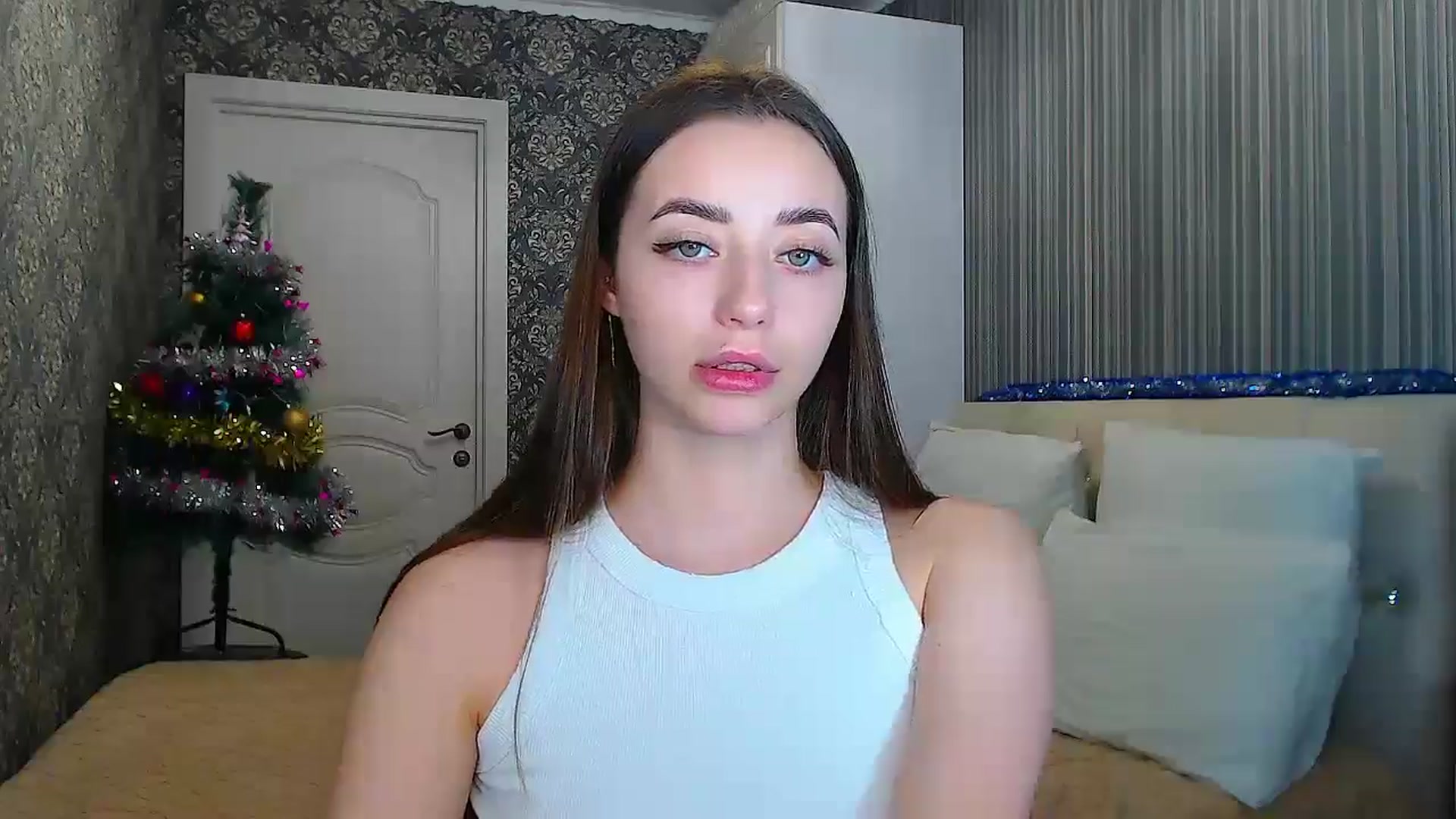 Gallery image thumbnail from EmeraldLilyyy's myfreecams stream on, 01/06/2025, 14:08 image 15 of 20
