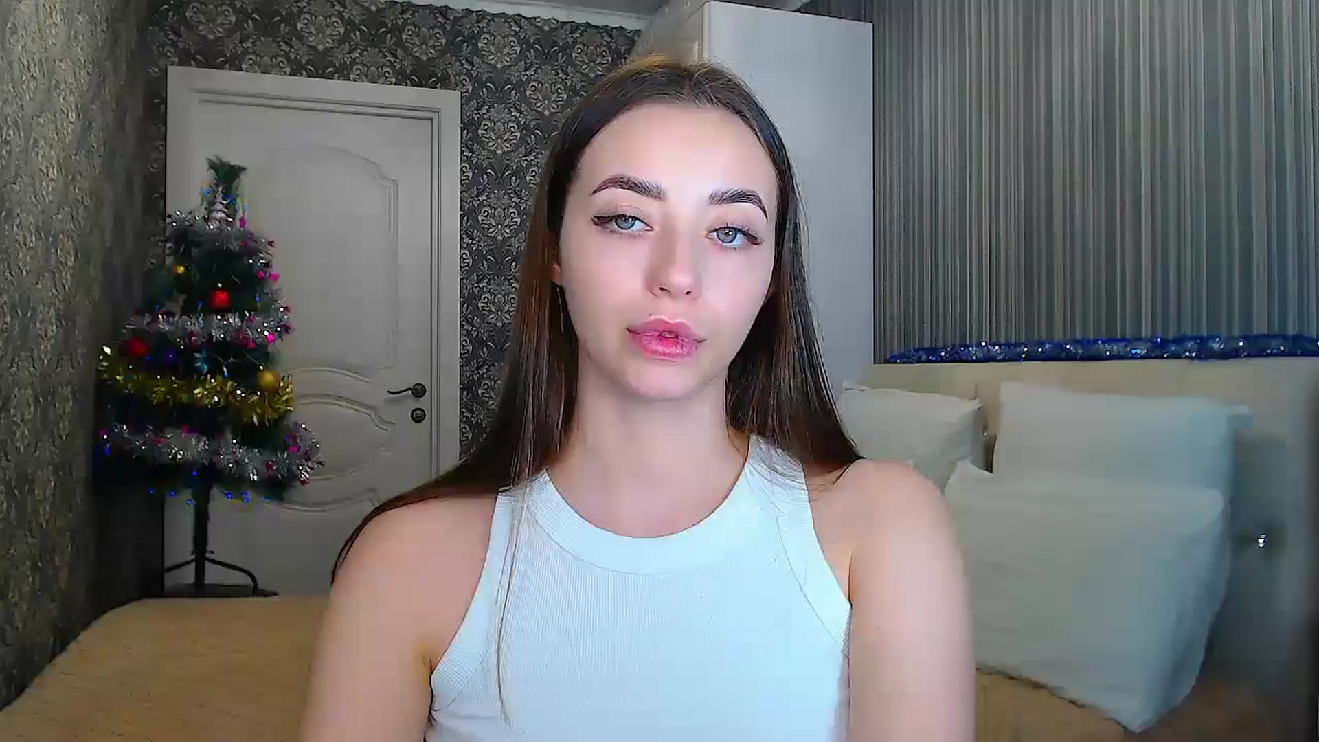 Gallery image thumbnail from EmeraldLilyyy's myfreecams stream on, 01/06/2025, 14:08 image 17 of 20