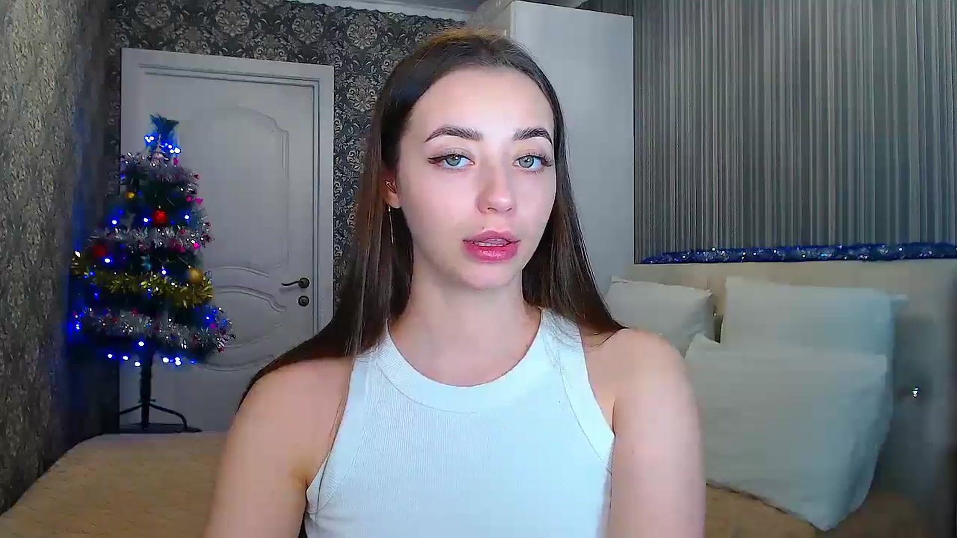 Gallery image thumbnail from EmeraldLilyyy's myfreecams stream on, 01/06/2025, 14:08 image 14 of 20