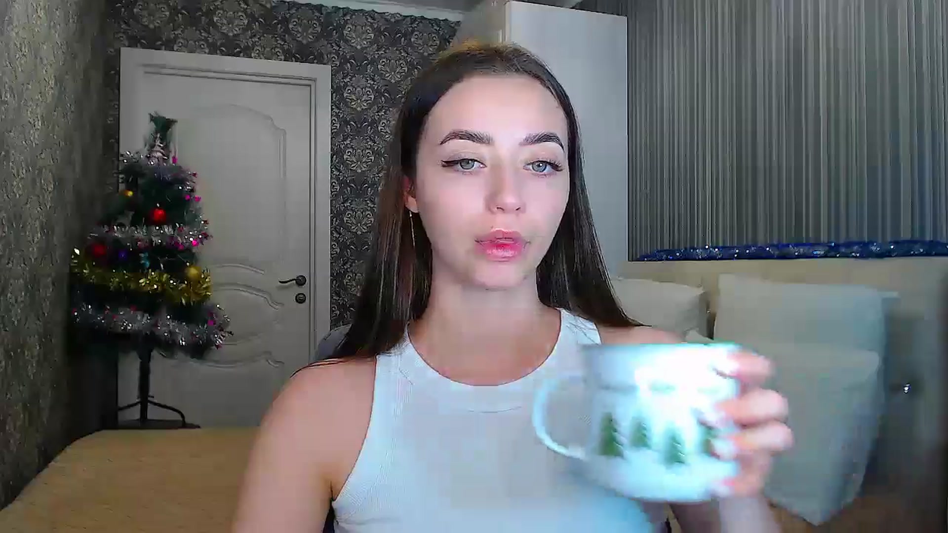 Gallery image thumbnail from EmeraldLilyyy's myfreecams stream on, 01/06/2025, 14:08 image 2 of 20