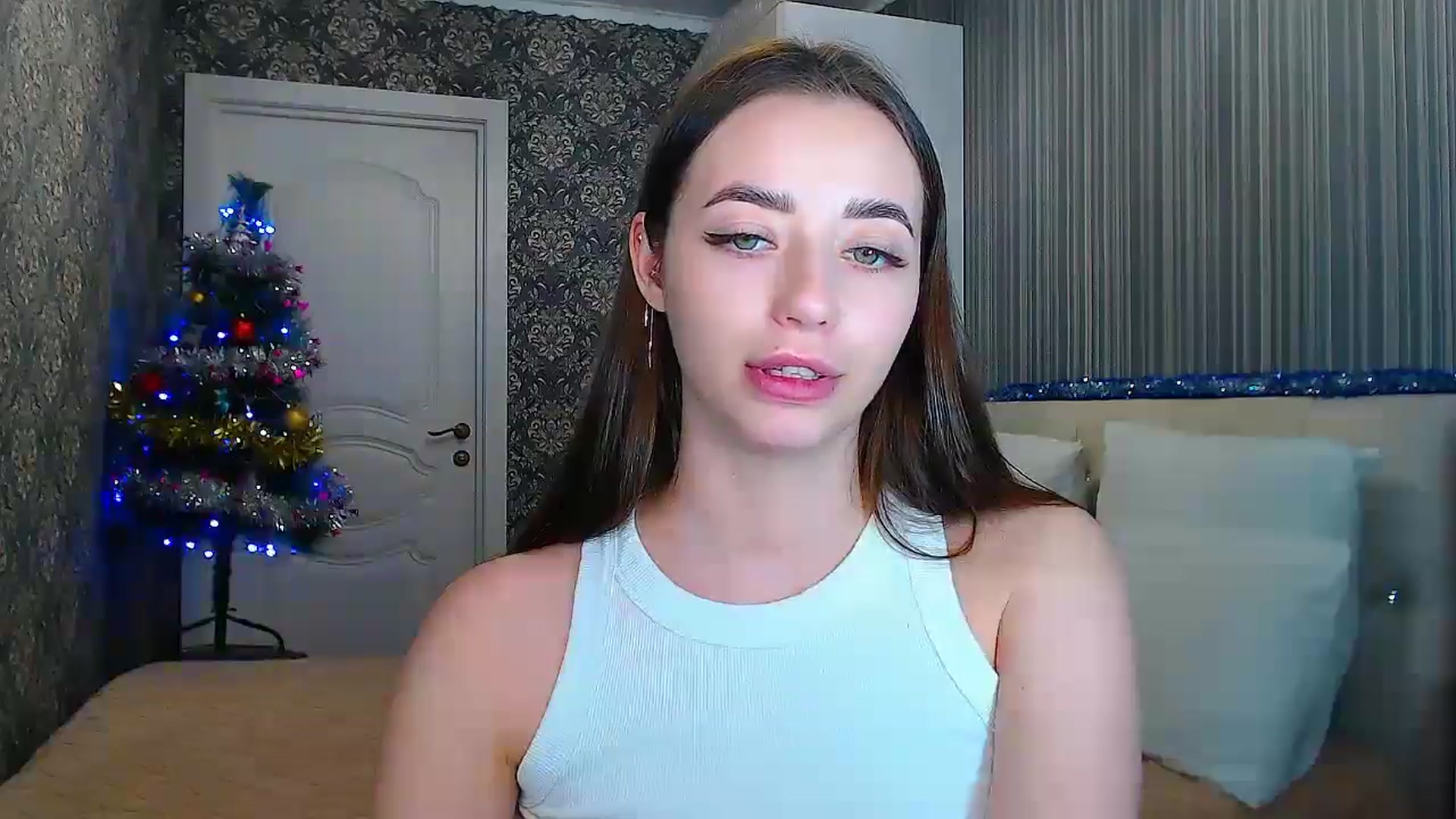 Gallery image thumbnail from EmeraldLilyyy's myfreecams stream on, 01/06/2025, 14:50 image 16 of 20