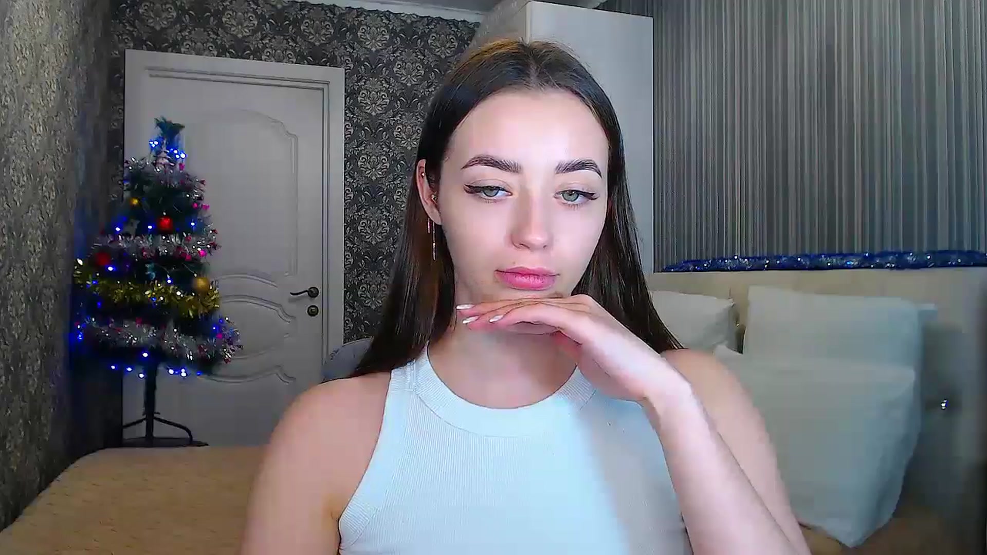 Gallery image thumbnail from EmeraldLilyyy's myfreecams stream on, 01/06/2025, 14:50 image 14 of 20