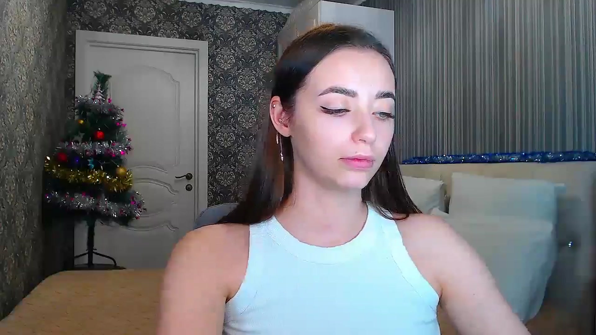 Gallery image thumbnail from EmeraldLilyyy's myfreecams stream on, 01/06/2025, 14:50 image 13 of 20