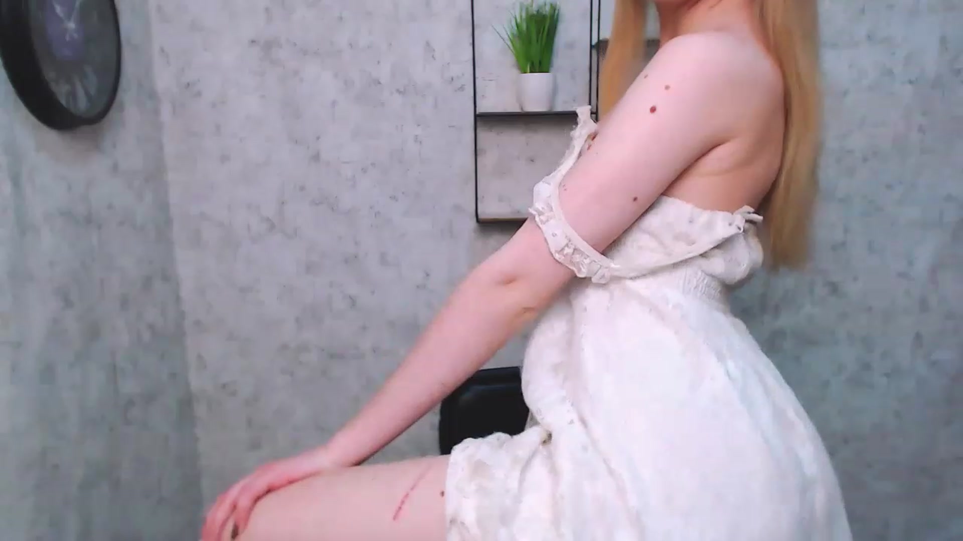 Gallery image thumbnail from EmiBoom_'s myfreecams stream on, 11/25/2022, 22:58 image 18 of 20