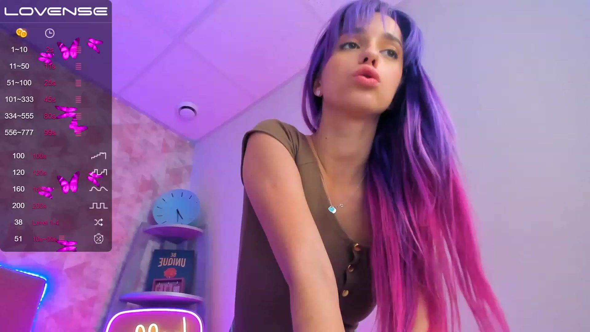 Gallery image thumbnail from EmiClark's myfreecams stream on, 03/05/2023, 20:04 image 4 of 20