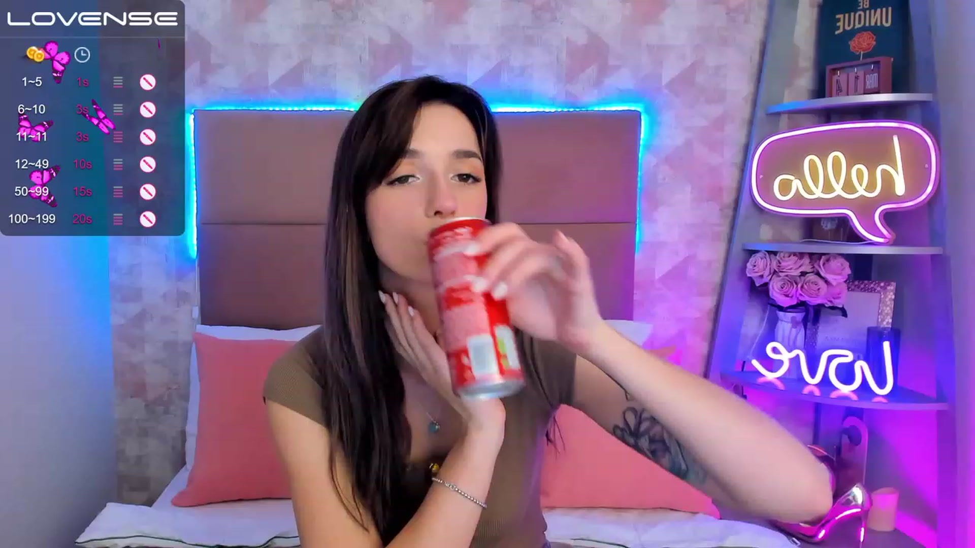 Gallery image thumbnail from EmiClark's myfreecams stream on, 03/19/2023, 14:24 image 17 of 20