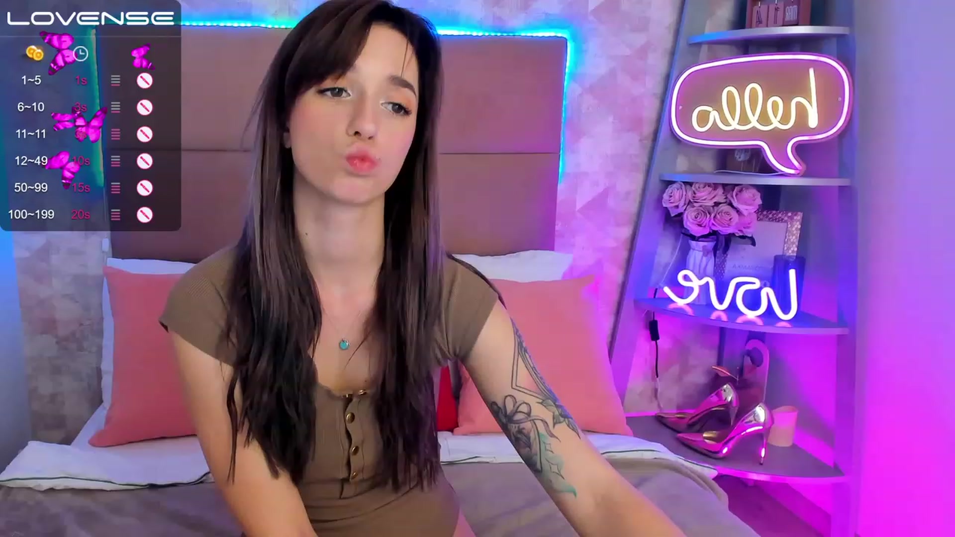 Gallery image thumbnail from EmiClark's myfreecams stream on, 03/19/2023, 15:10 image 2 of 20