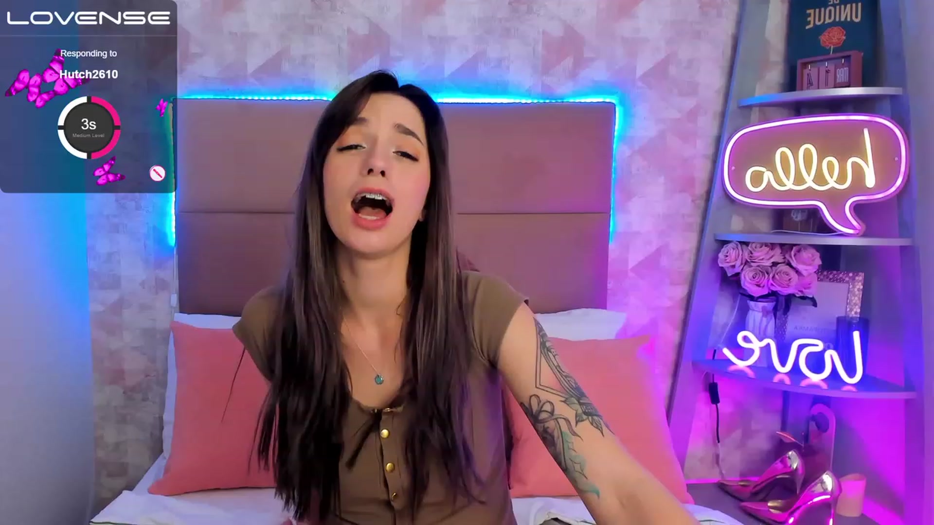 Gallery image thumbnail from EmiClark's myfreecams stream on, 03/19/2023, 15:10 image 9 of 20