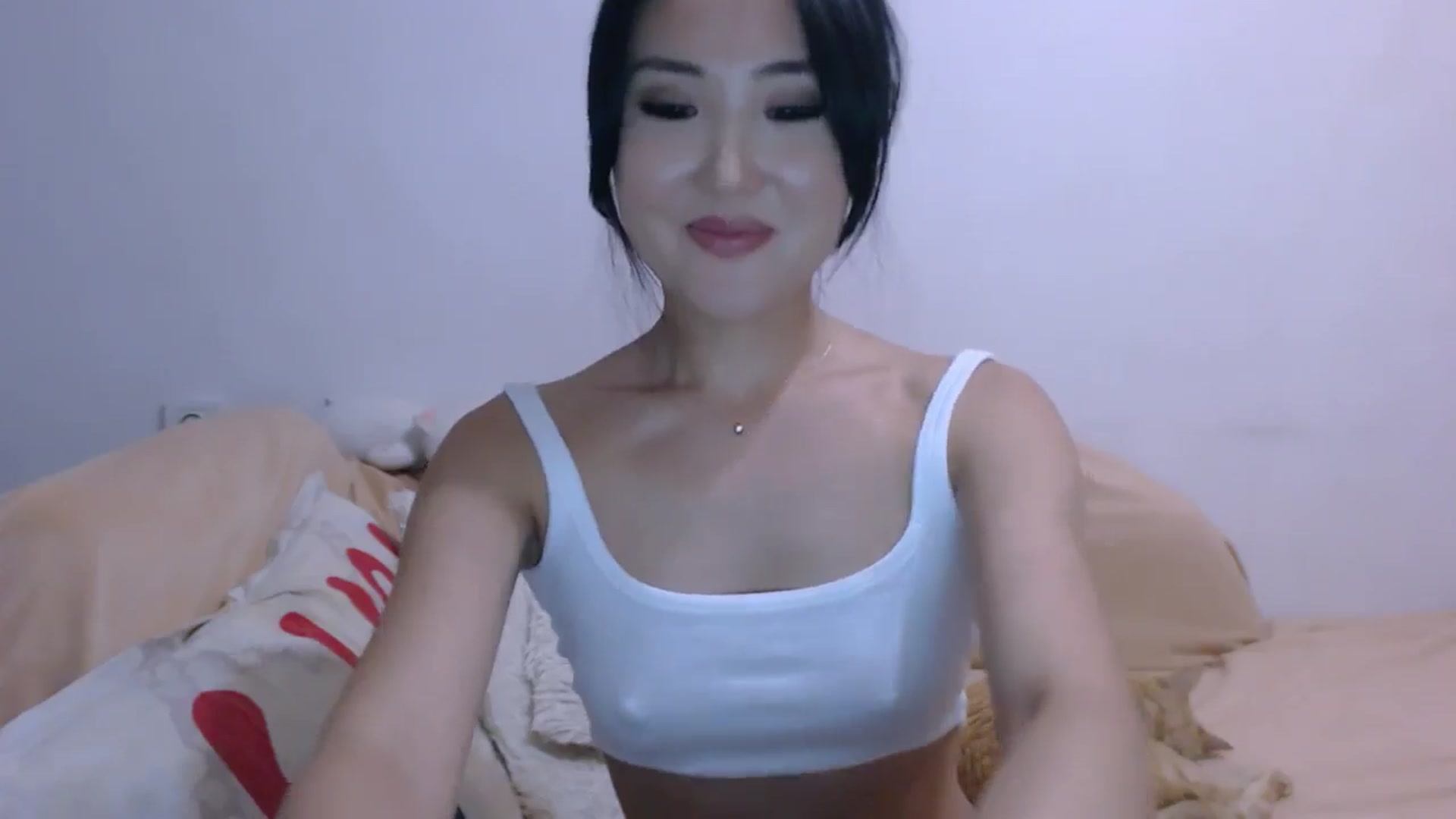 Gallery image thumbnail from Emi_loveme's myfreecams stream on, 10/17/2024, 01:11 image 13 of 20