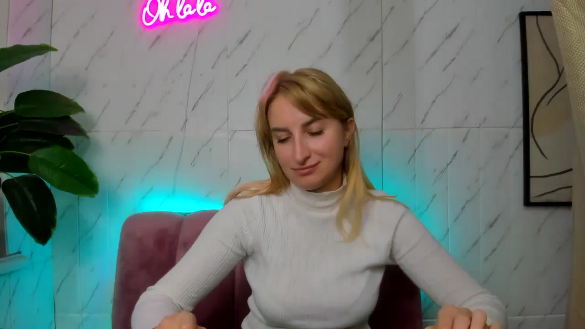 Gallery image thumbnail from EmiilyCandy's myfreecams stream on, 11/10/2024, 13:41 image 17 of 20